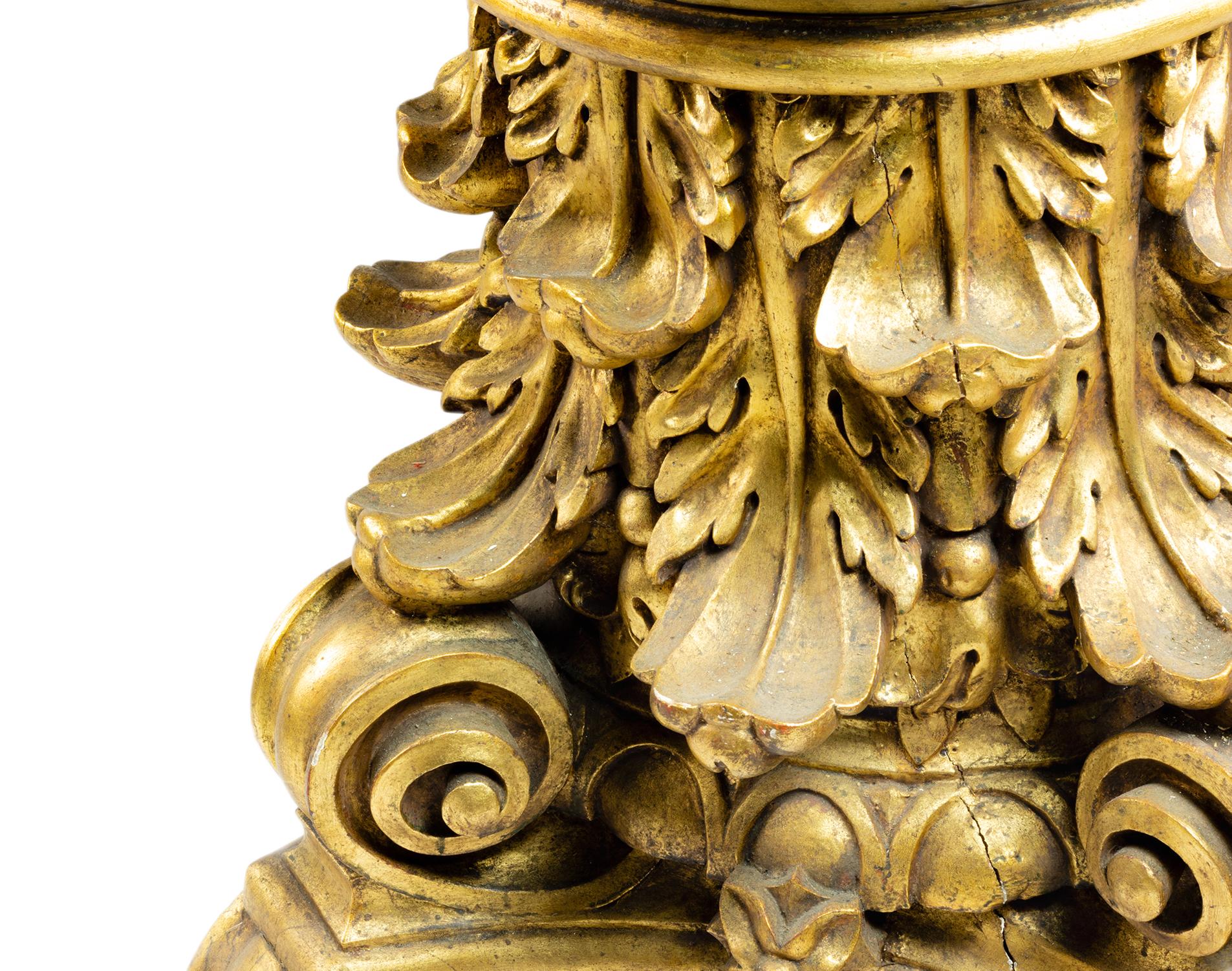 italien Piédestal de chapiteau sculpté en bois doré, 19ème siècle en vente