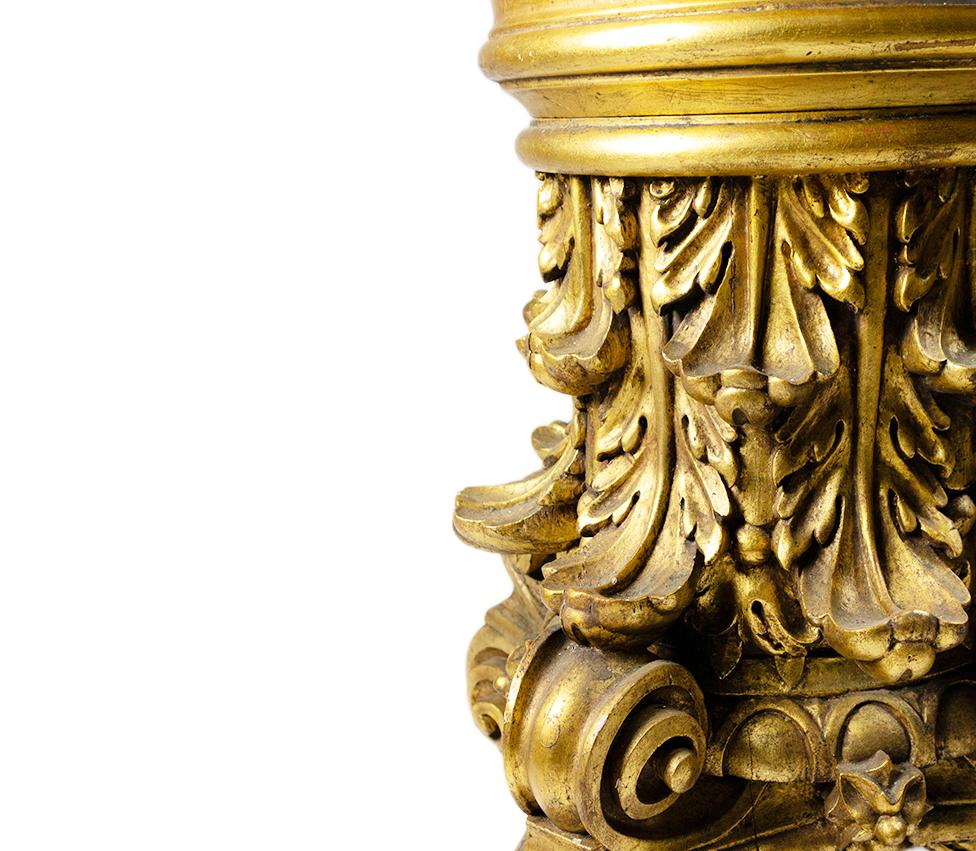 Piédestal de chapiteau sculpté en bois doré, 19ème siècle État moyen - En vente à Lisbon, PT