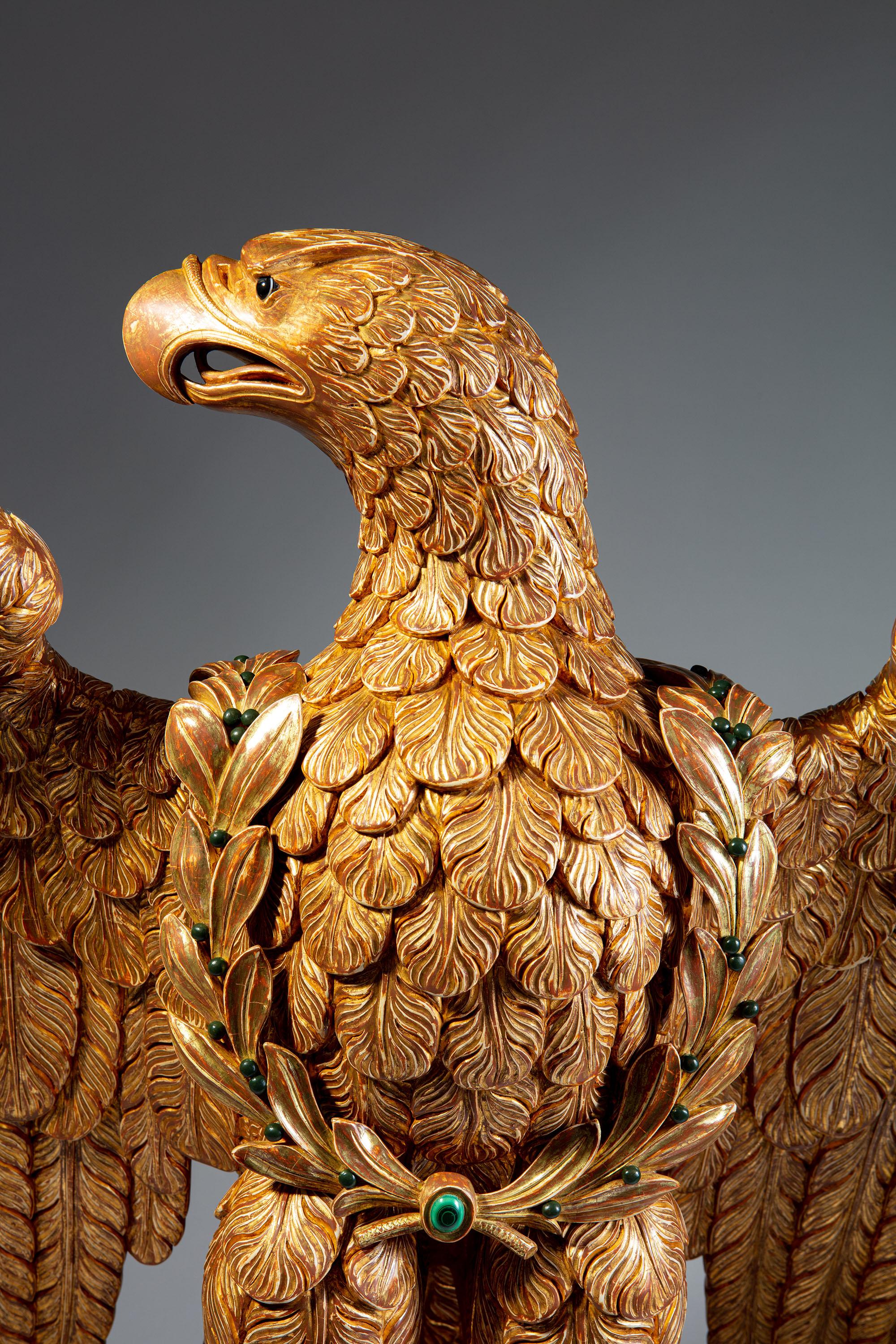 Geschnitzter Adler aus Giltwood auf kannelierter Marmorsäule aus Verde Antico (Empire) im Angebot