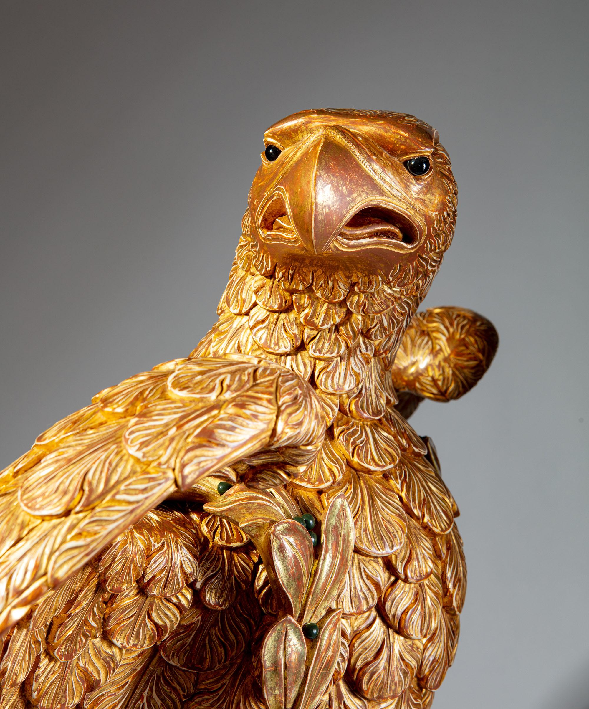 Geschnitzter Adler aus Giltwood auf kannelierter Marmorsäule aus Verde Antico (Französisch) im Angebot