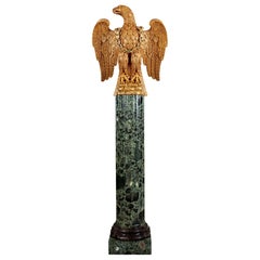 Aquila intagliata in legno d'orato su colonna scanalata in marmo Verde Antico
