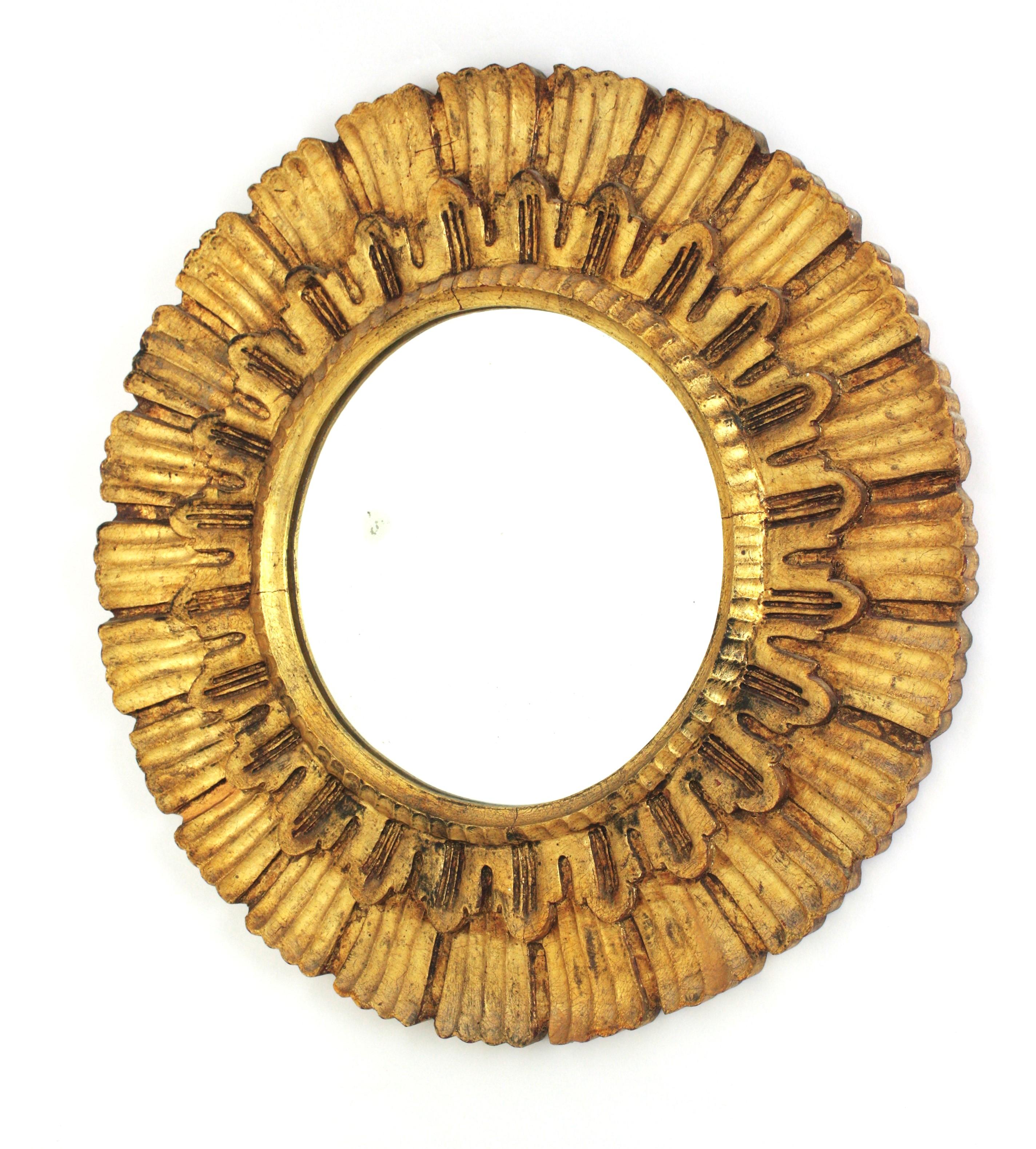 Specchio rotondo a raggiera intagliato in legno d'orato, Spagna, anni '50 in vendita 3