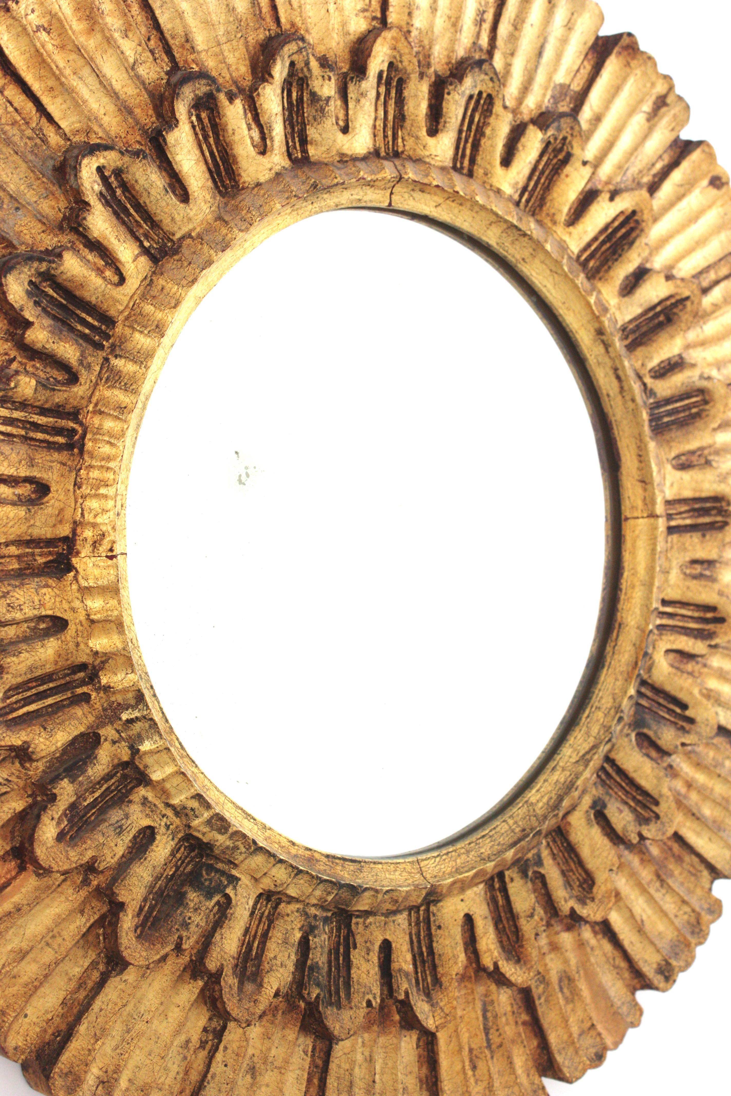Specchio rotondo a raggiera intagliato in legno d'orato, Spagna, anni '50 in vendita 5