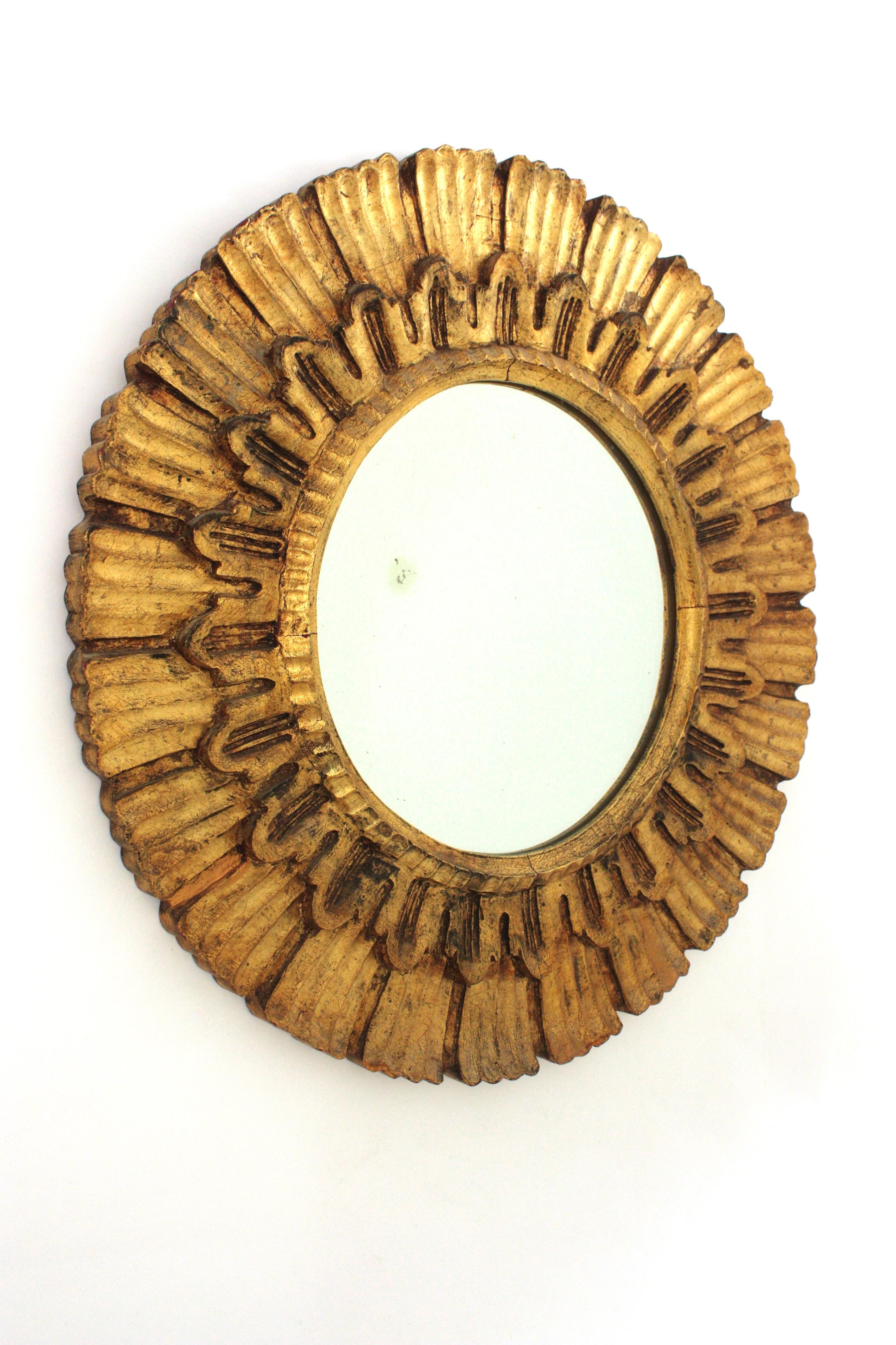 Spagnolo Specchio rotondo a raggiera intagliato in legno d'orato, Spagna, anni '50 in vendita
