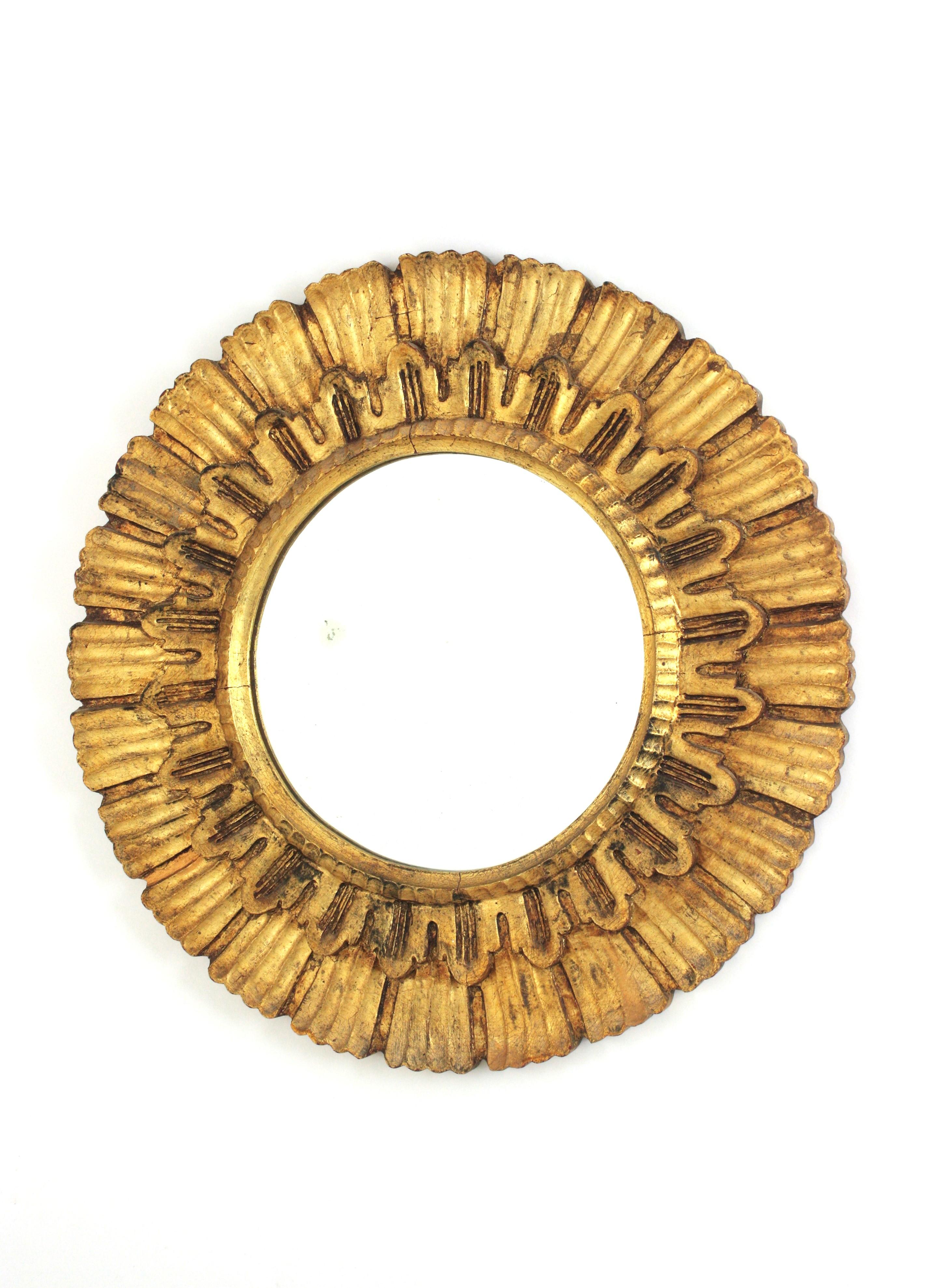 Specchio rotondo a raggiera intagliato in legno d'orato, Spagna, anni '50 in vendita 2