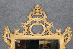 Espejo de pared francés Luis XV tallado en madera de nogal dorado