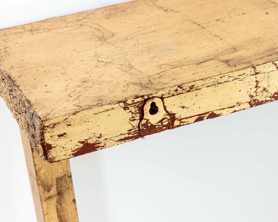 Italienischer Petit-Konsolentisch aus vergoldetem Holz, ca. 1950er Jahre. Das Möbelstück hat schlanke Beine mit einer hübschen, detaillierten Schürze. Große kleine Größe und Form, Bitte beachten Sie die Abnutzung im Einklang mit dem Alter.