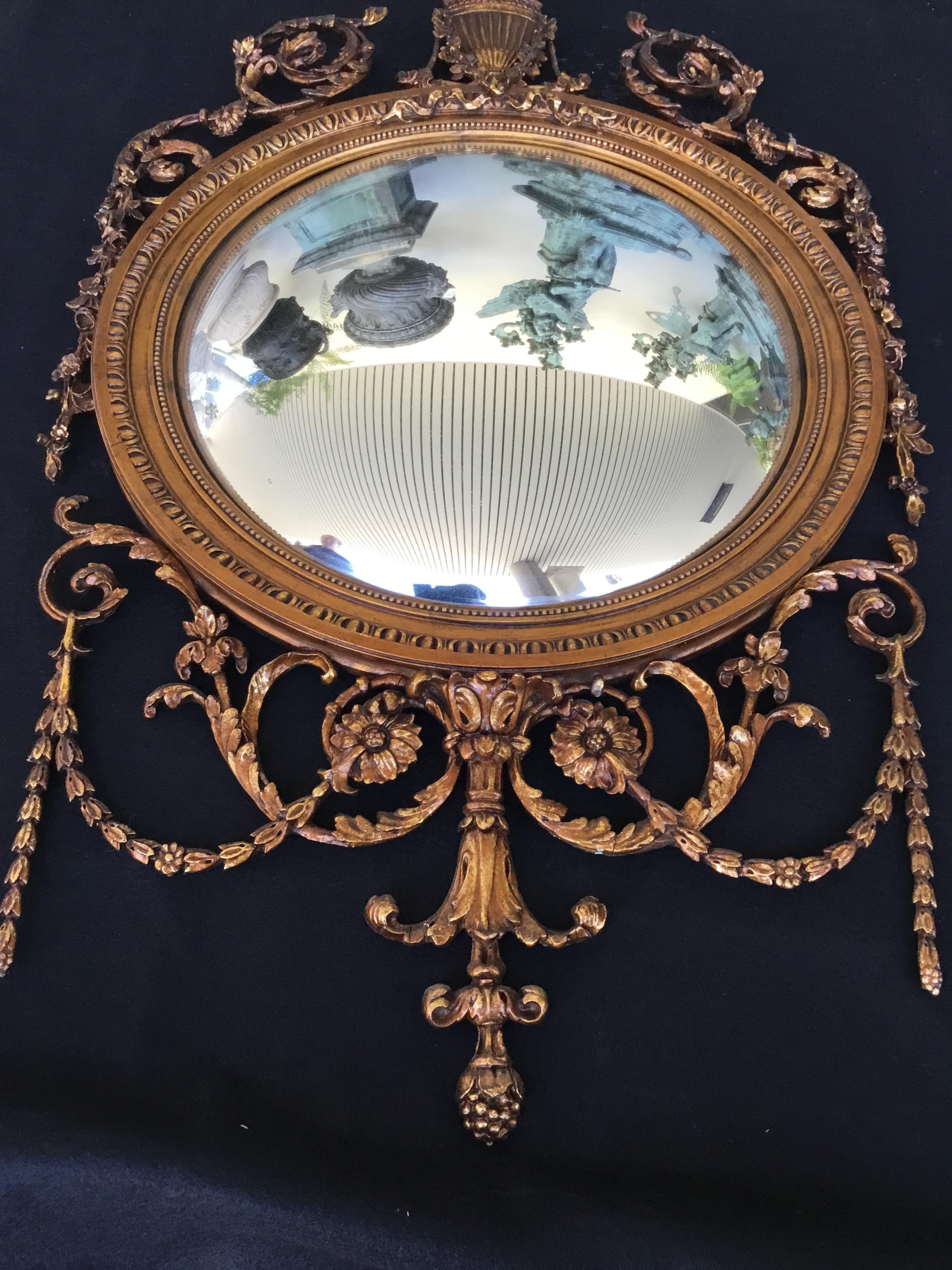Convex-Spiegel aus vergoldetem Holz:: 19. Jahrhundert mit neoklassizistischer Verzierung (Französisch) im Angebot