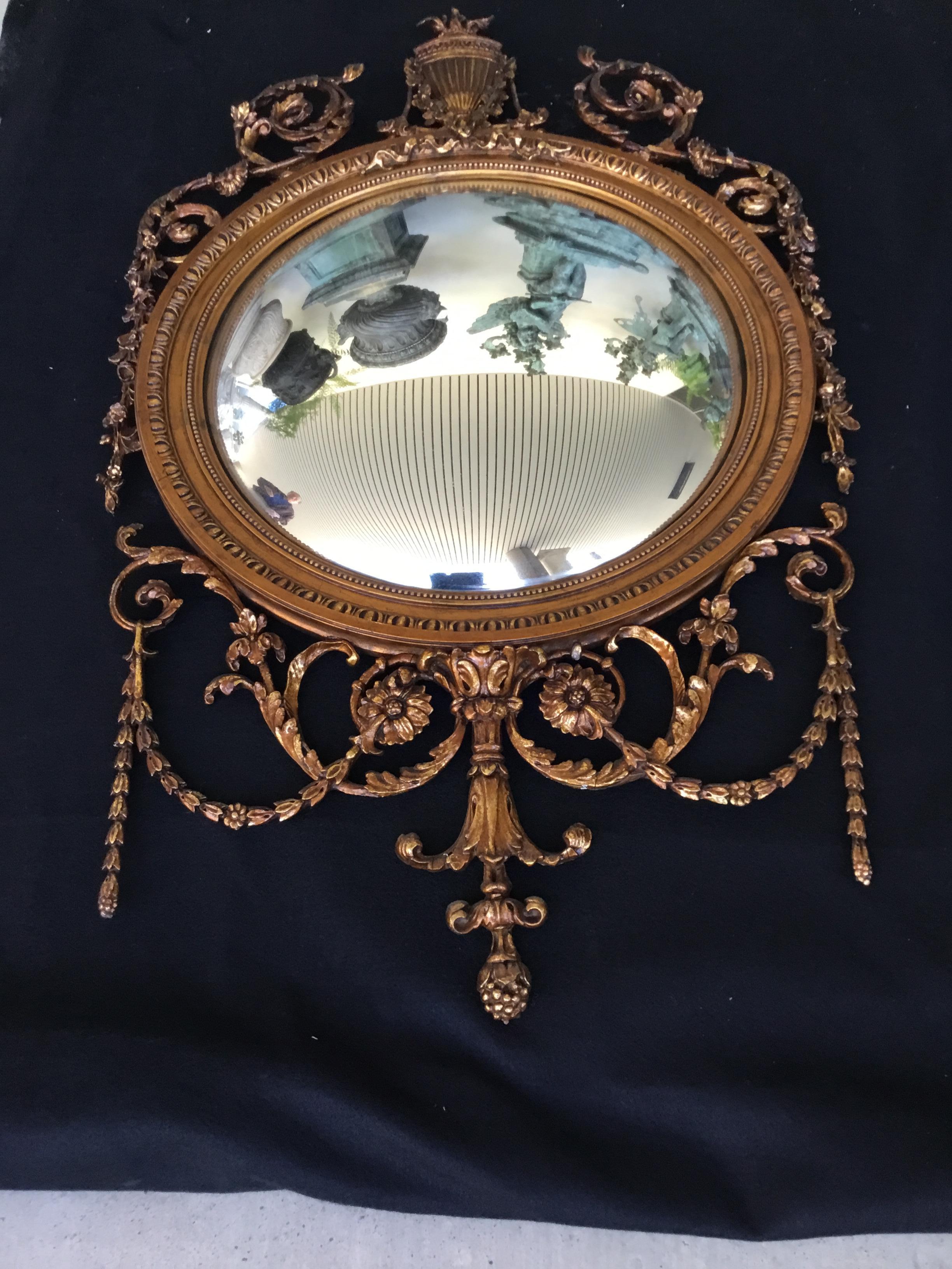 Convex-Spiegel aus vergoldetem Holz:: 19. Jahrhundert mit neoklassizistischer Verzierung (Vergoldetes Holz) im Angebot