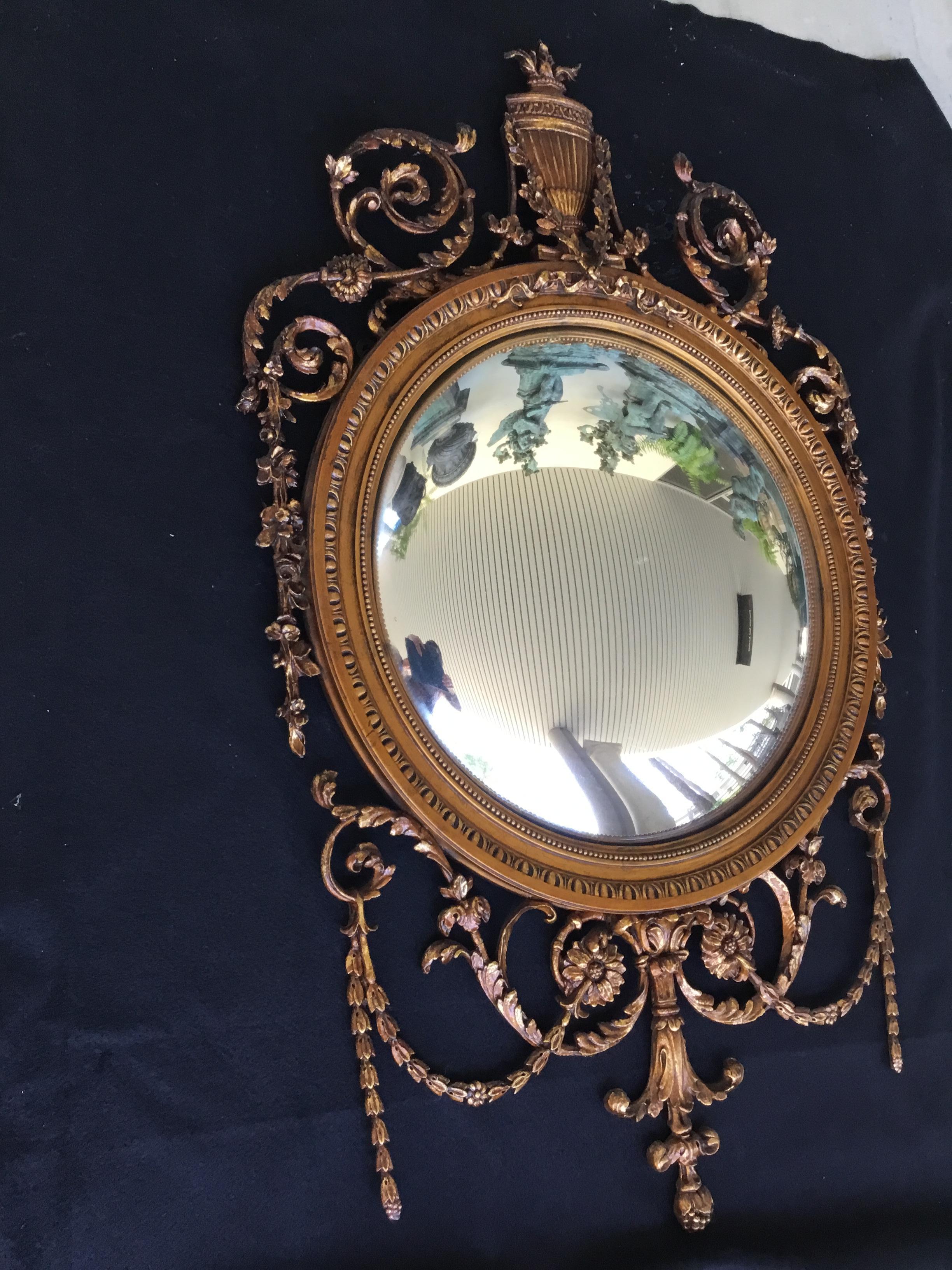 Convex-Spiegel aus vergoldetem Holz:: 19. Jahrhundert mit neoklassizistischer Verzierung im Angebot 1