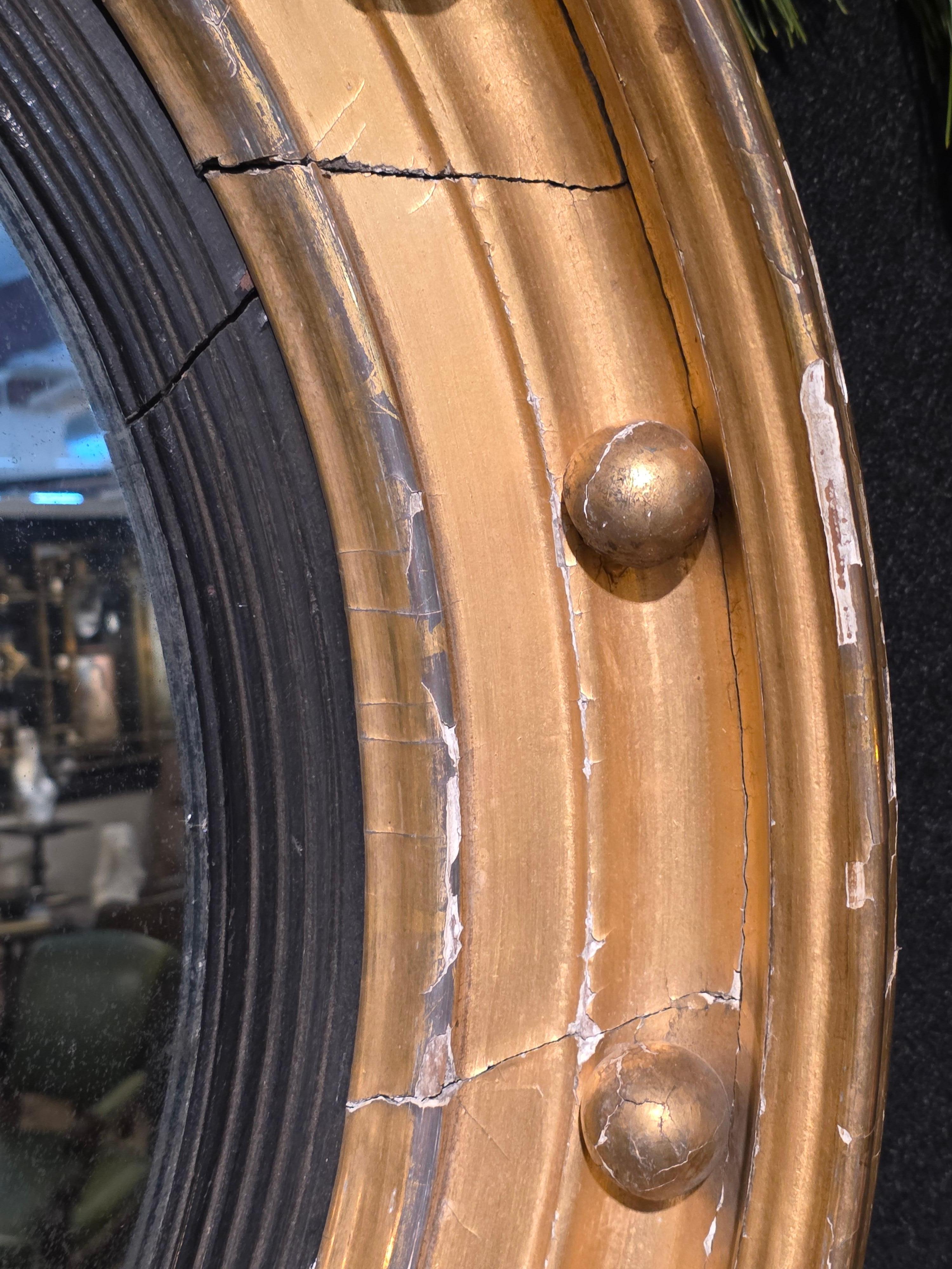 Espejo convexo de madera dorada Siglo XIX en venta 3