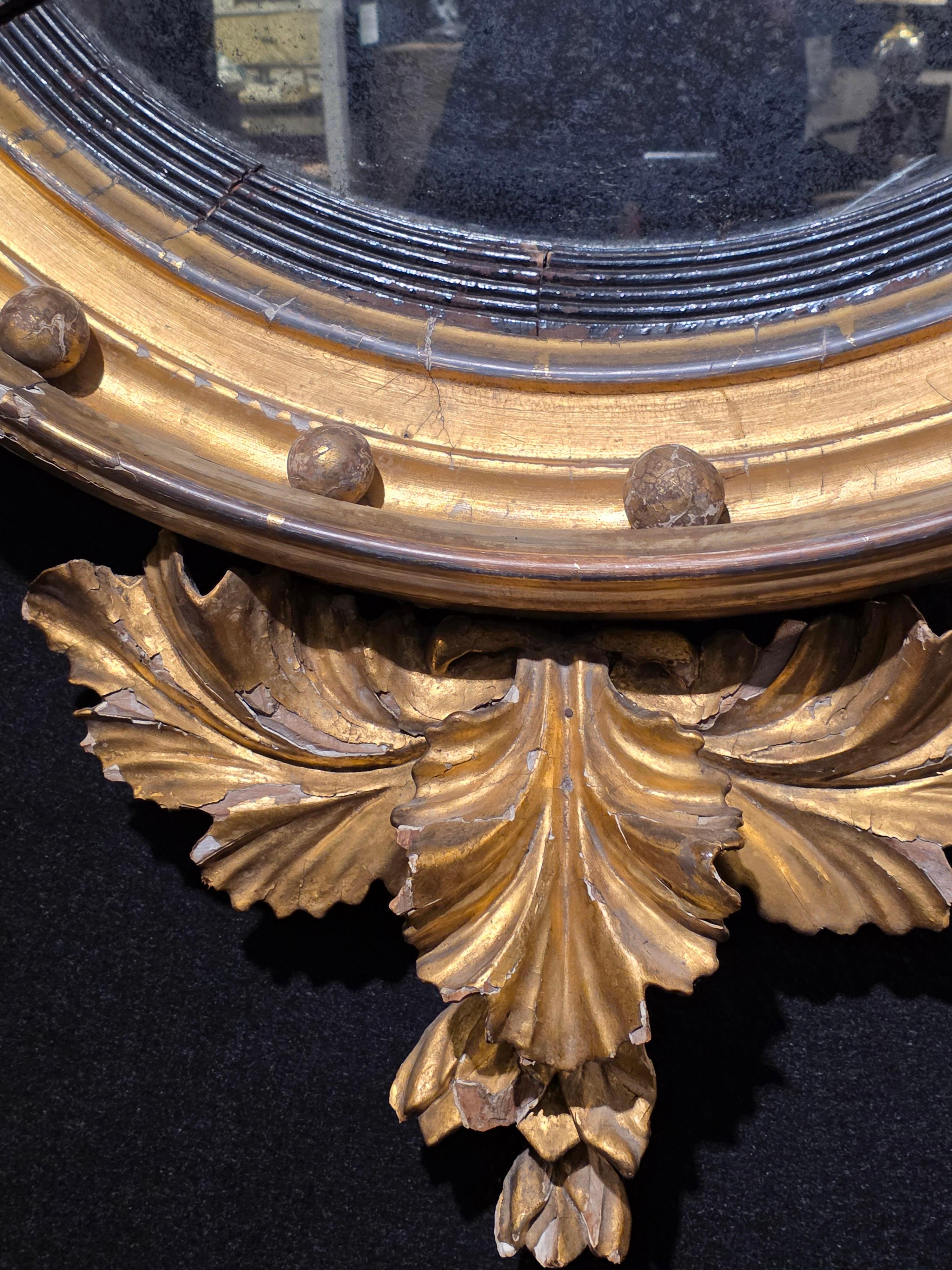 Espejo convexo de madera dorada Siglo XIX en venta 4