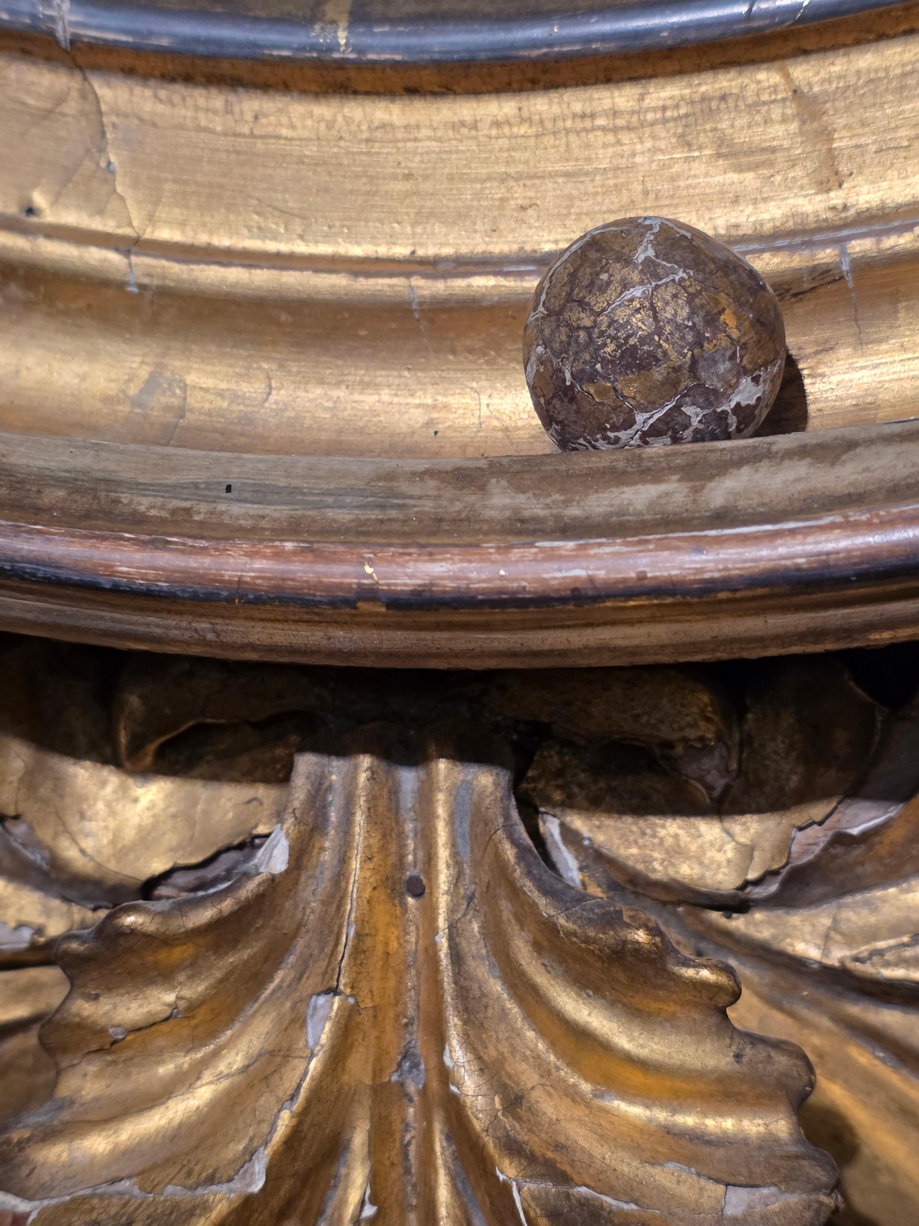 Espejo convexo de madera dorada Siglo XIX en venta 5