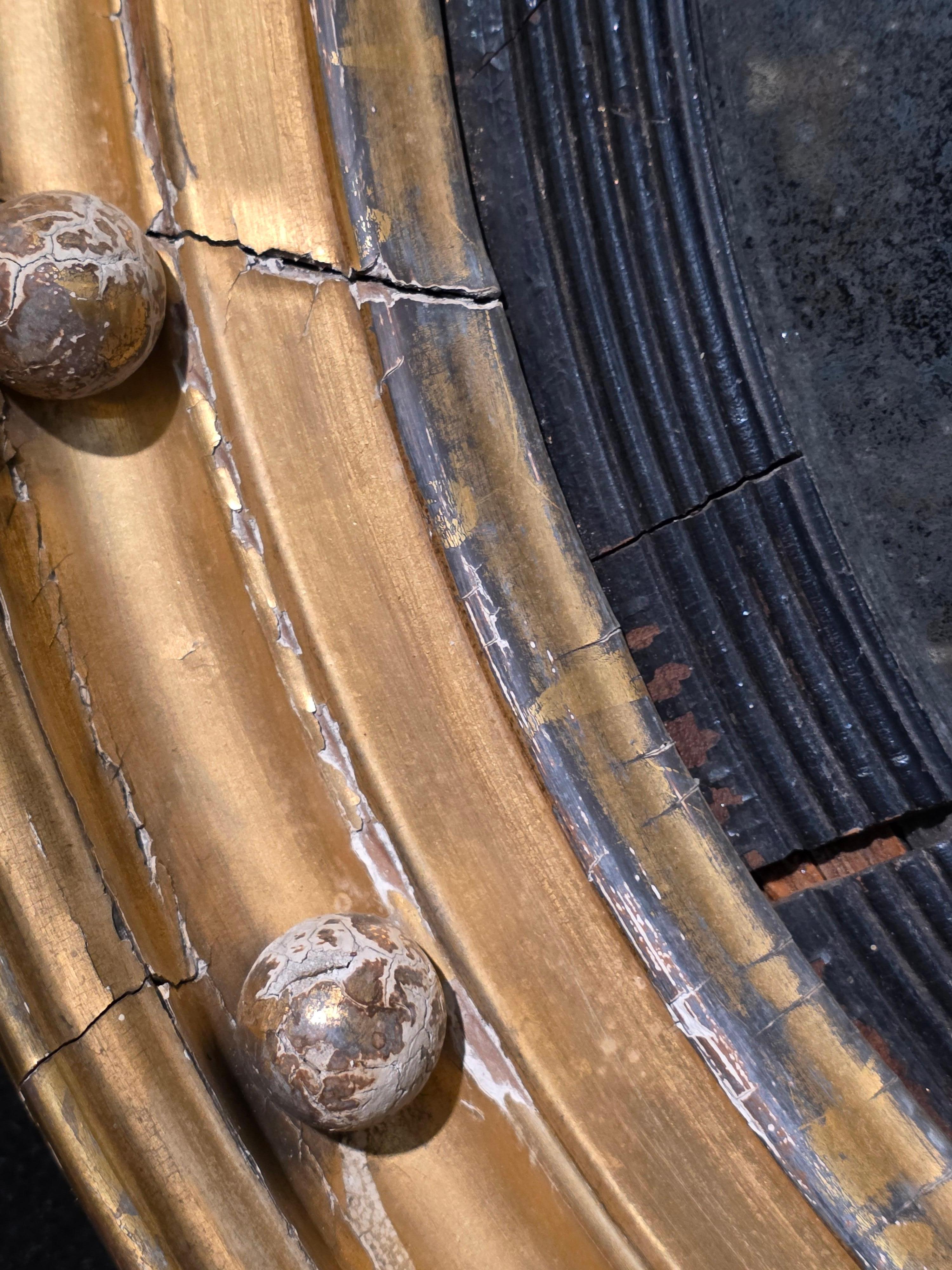 Espejo convexo de madera dorada Siglo XIX en venta 6