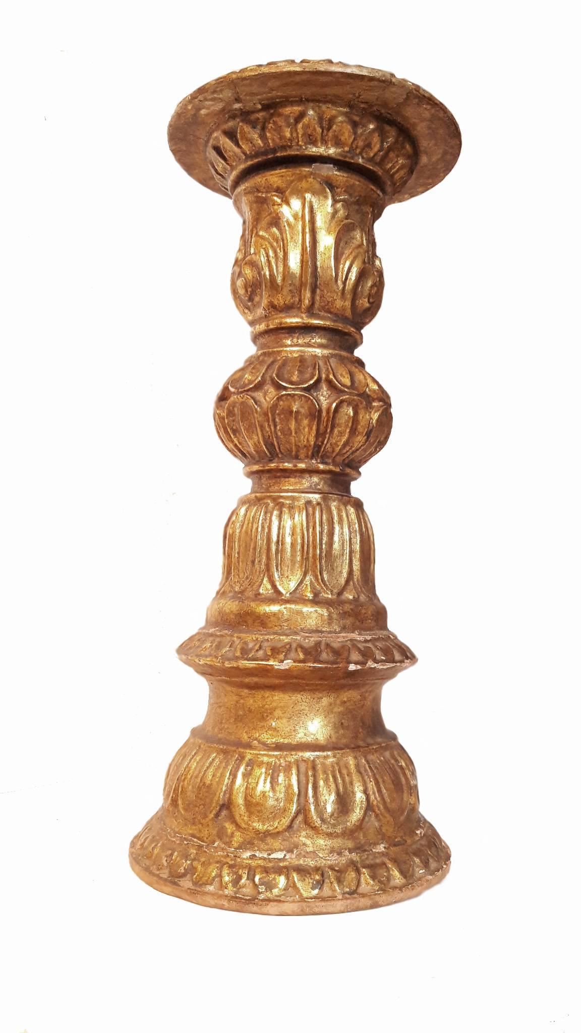 Dekorativer Kerzenständer aus vergoldetem Holz (Anglo-indisch) im Angebot