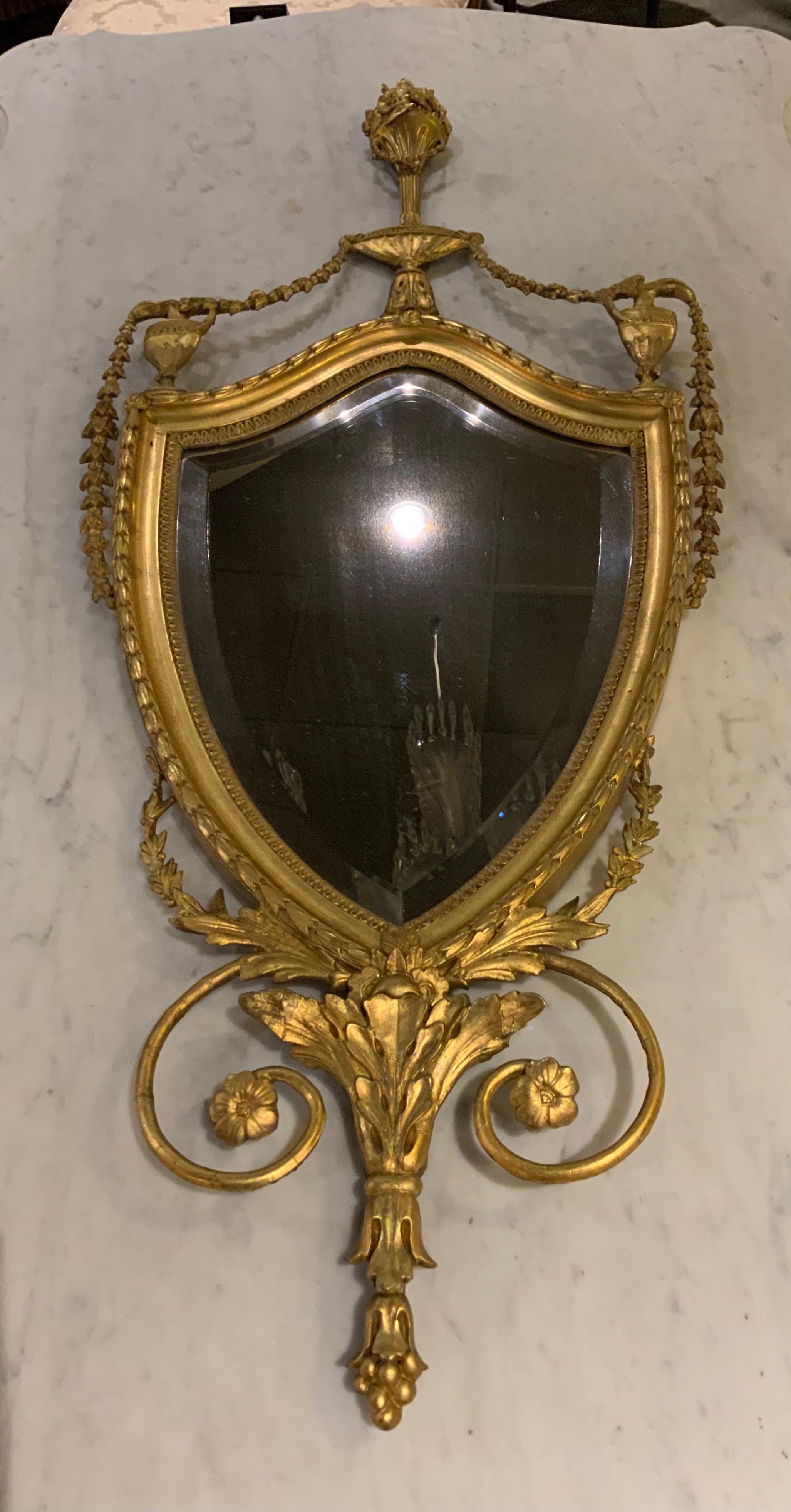 Espejo con forma de escudo eduardiano de madera dorada al gusto de Adam Británico en venta