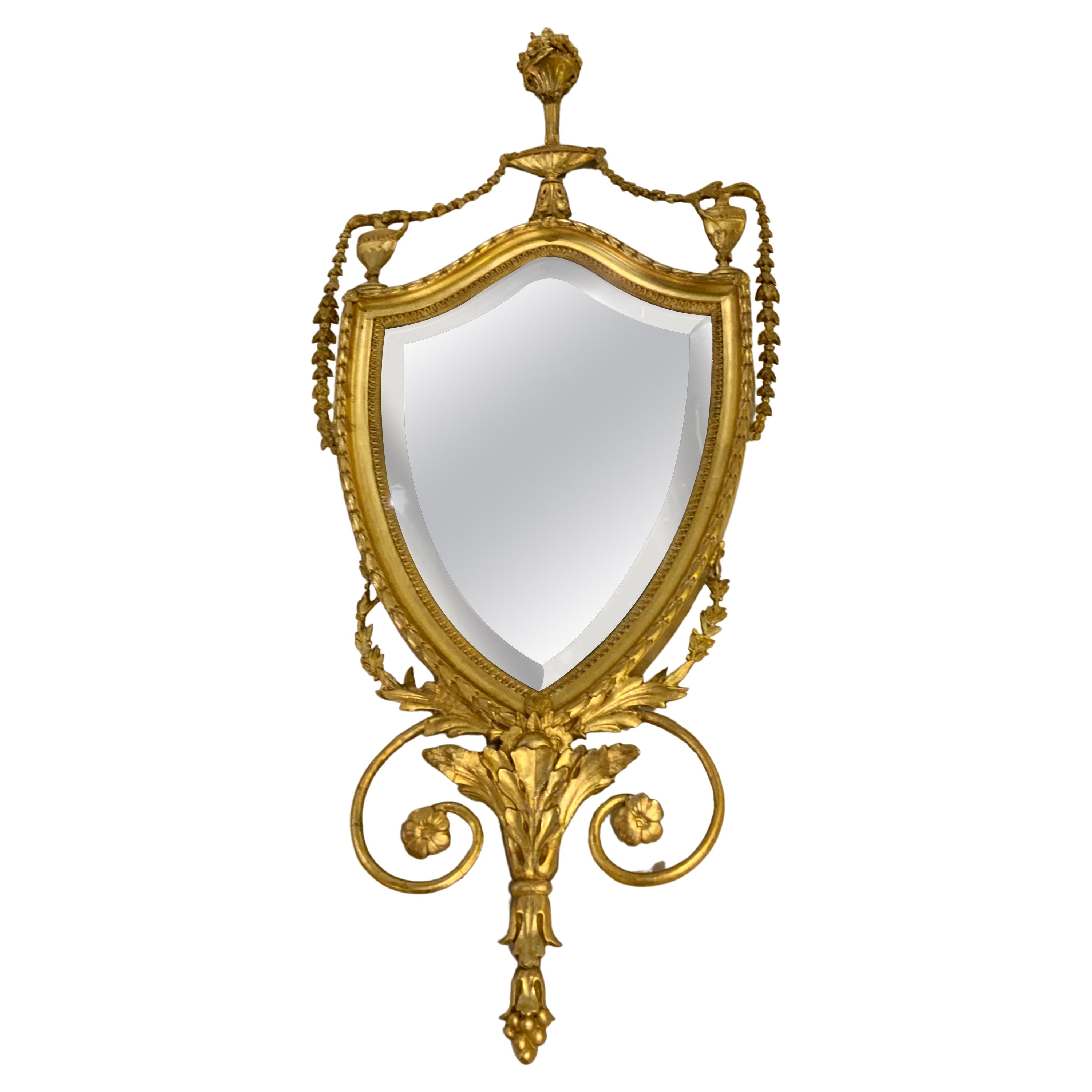 Specchio a forma di scudo in legno dorato di epoca edoardiana in stile Adam in vendita