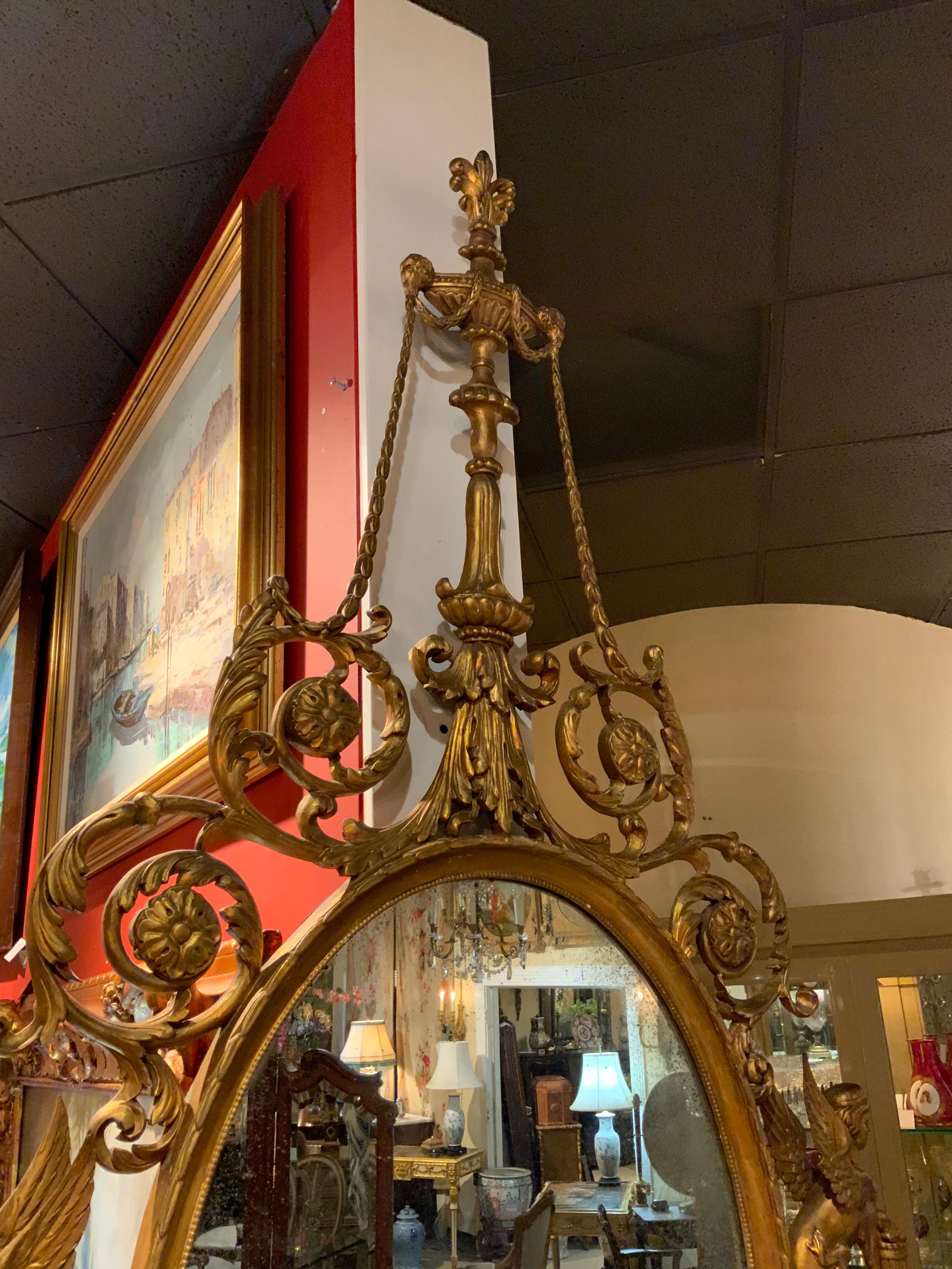 La qualité de la sculpture en bois doré rend cette pièce spéciale.
Original à tous points de vue, avec la plaque de miroir et la plaque d'immatriculation.
Le cadre est finement sculpté. Le miroir est légèrement flou
Et une finition parfaitement