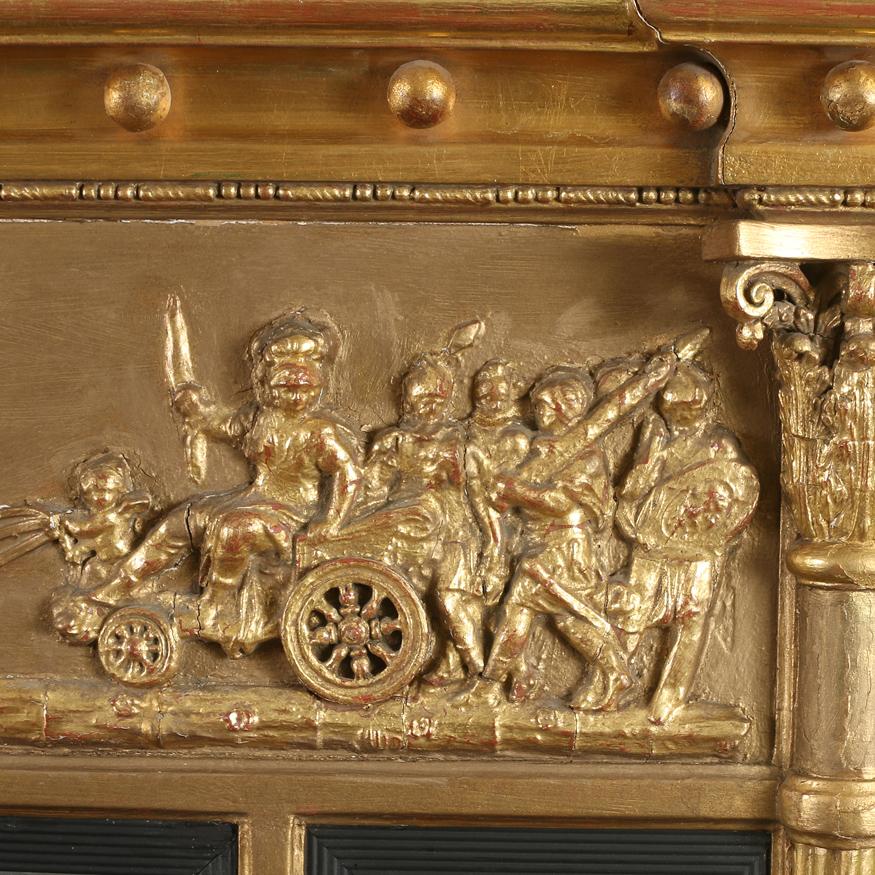 Anglais Miroir de style Régence anglais en bois doré avec scène néoclassique  en vente