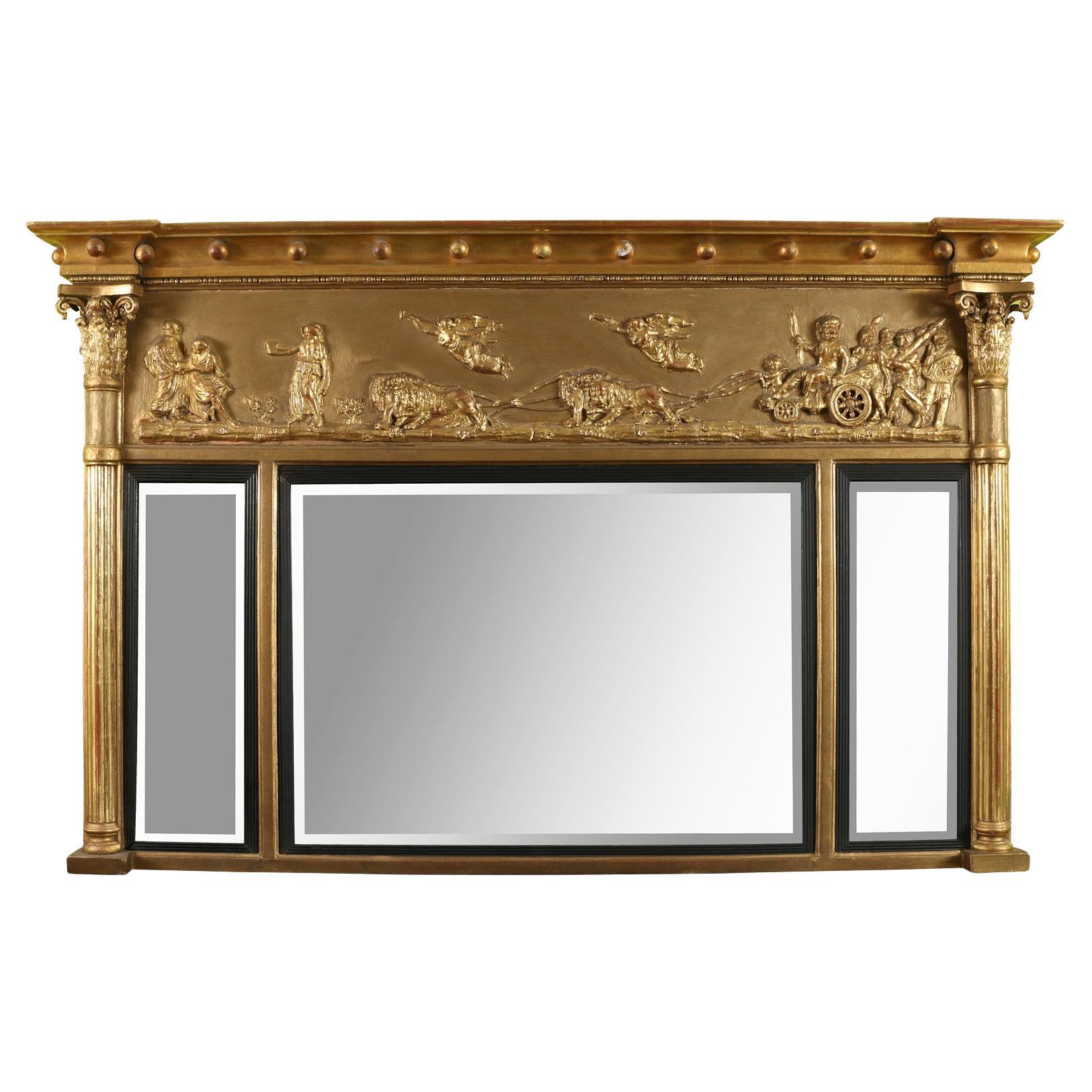 Miroir de style Régence anglais en bois doré avec scène néoclassique  en vente