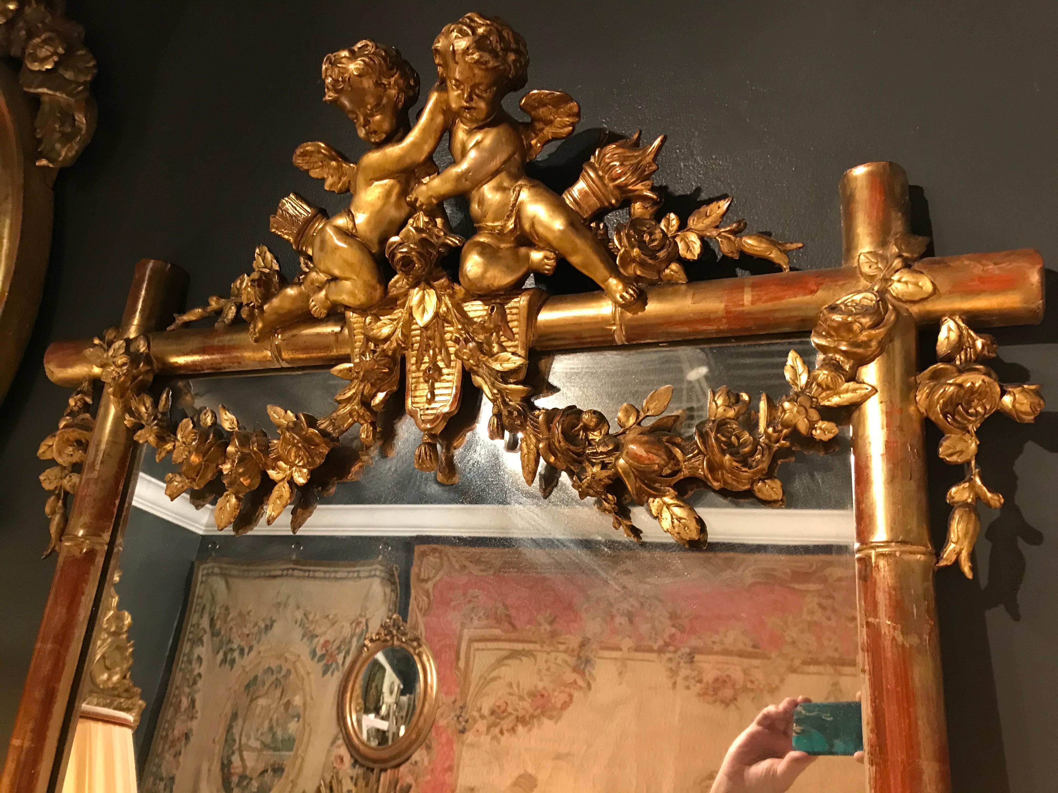 Spiegel aus vergoldetem Holz und Kunstbambus mit Putten- oder Puttenwappen mit Blumengirlanden (Louis XVI.)