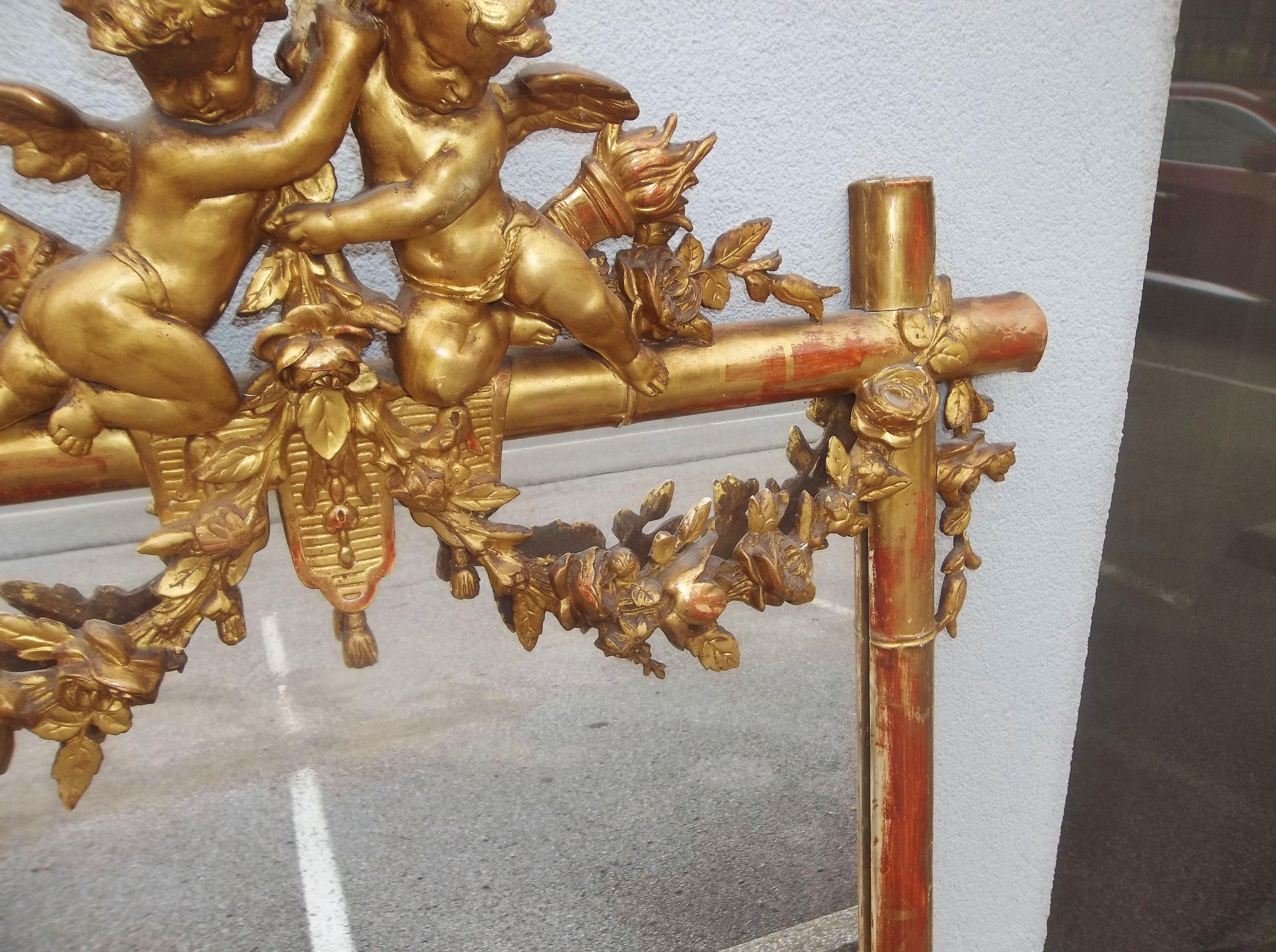 Spiegel aus vergoldetem Holz und Kunstbambus mit Putten- oder Puttenwappen mit Blumengirlanden im Zustand „Gut“ in Nashville, TN