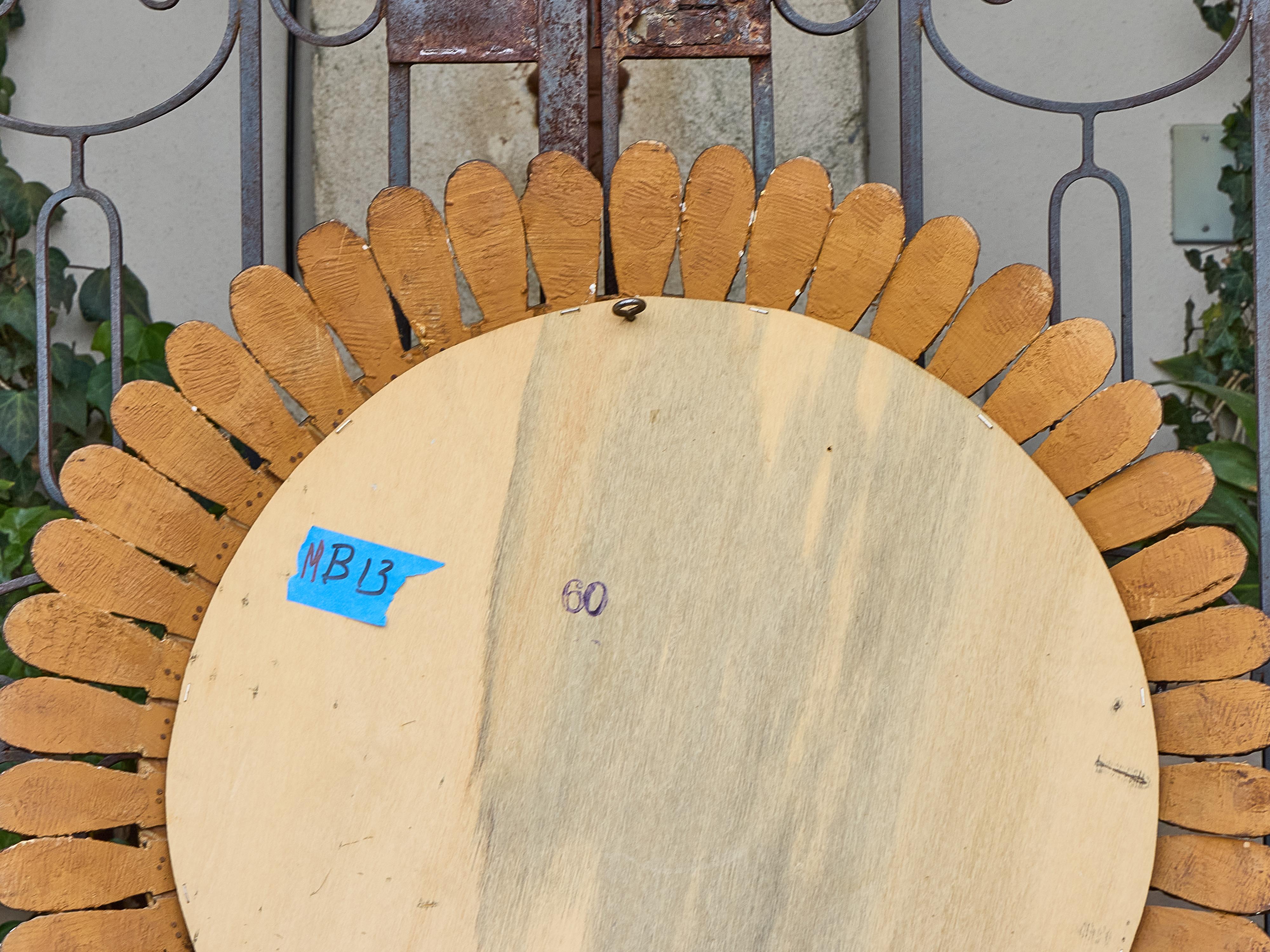 Specchio rotondo con piume in legno dorato e cornice a raggiera, Francia, anni '20 in vendita 5