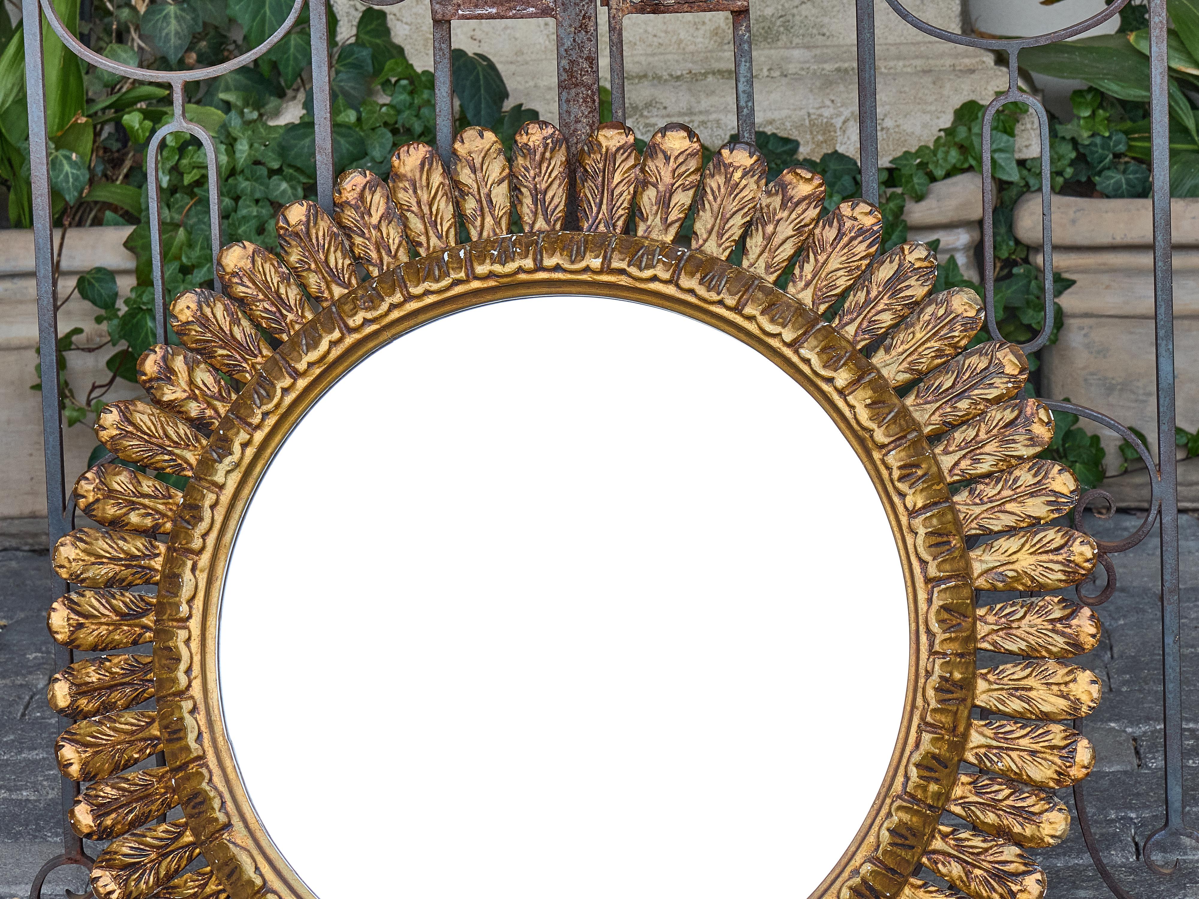 Francese Specchio rotondo con piume in legno dorato e cornice a raggiera, Francia, anni '20 in vendita