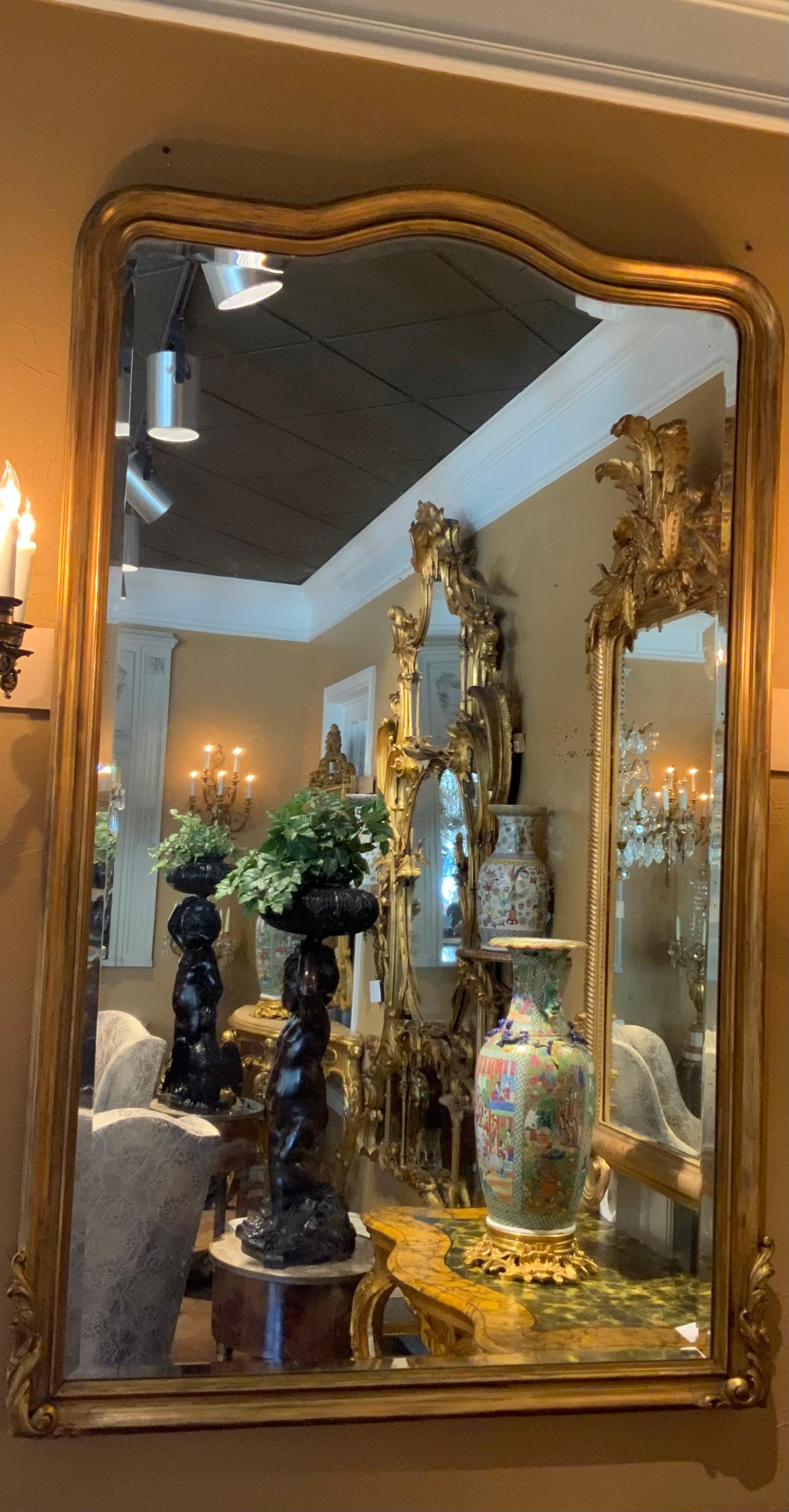 Vergoldeter französischer Spiegel aus vergoldetem Holz im Charles-X-Stil mit abgeschrägter Platte, groß und majestätisch (Charles X.) im Angebot