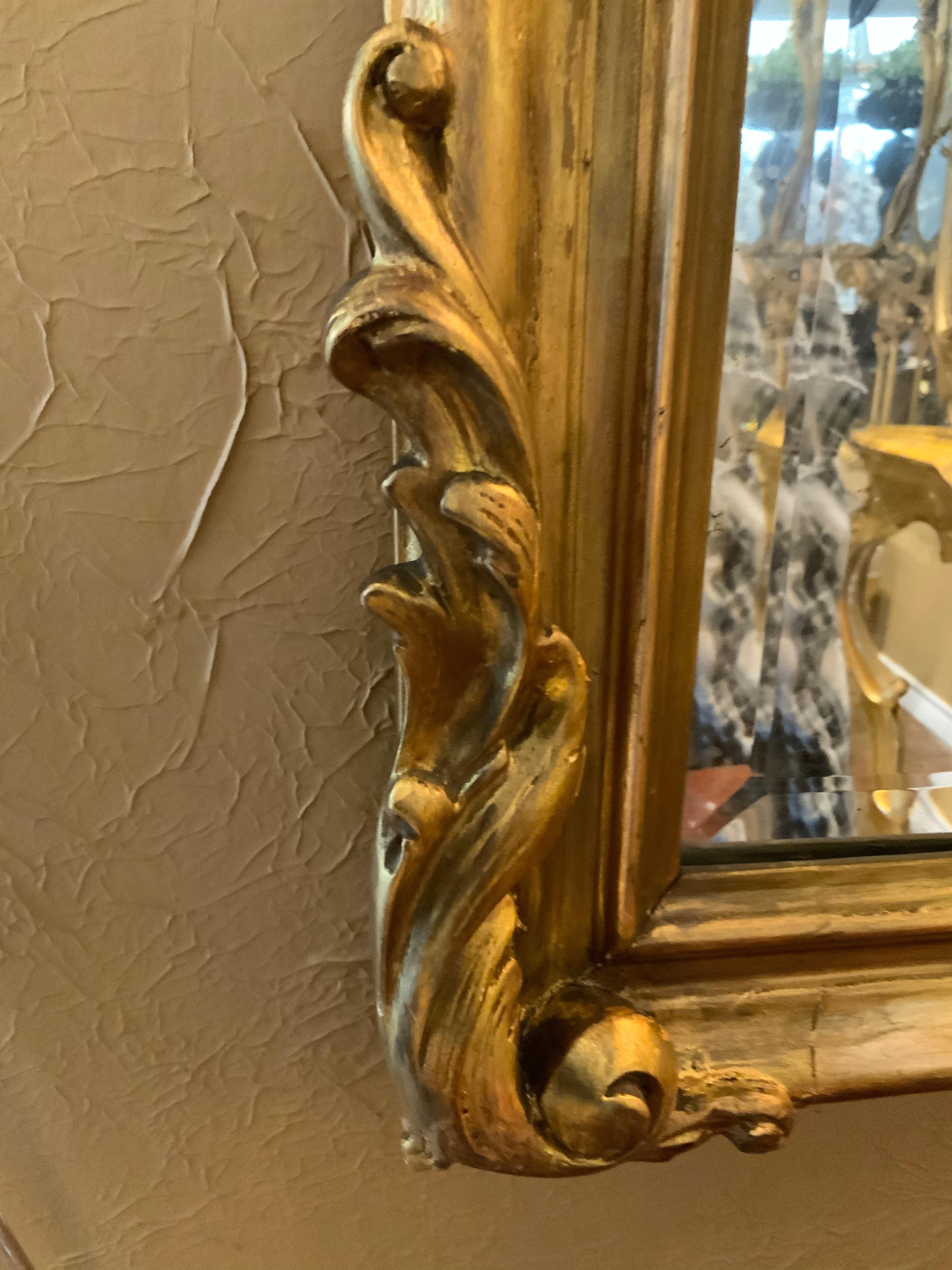 Vergoldeter französischer Spiegel aus vergoldetem Holz im Charles-X-Stil mit abgeschrägter Platte, groß und majestätisch im Zustand „Gut“ im Angebot in Houston, TX