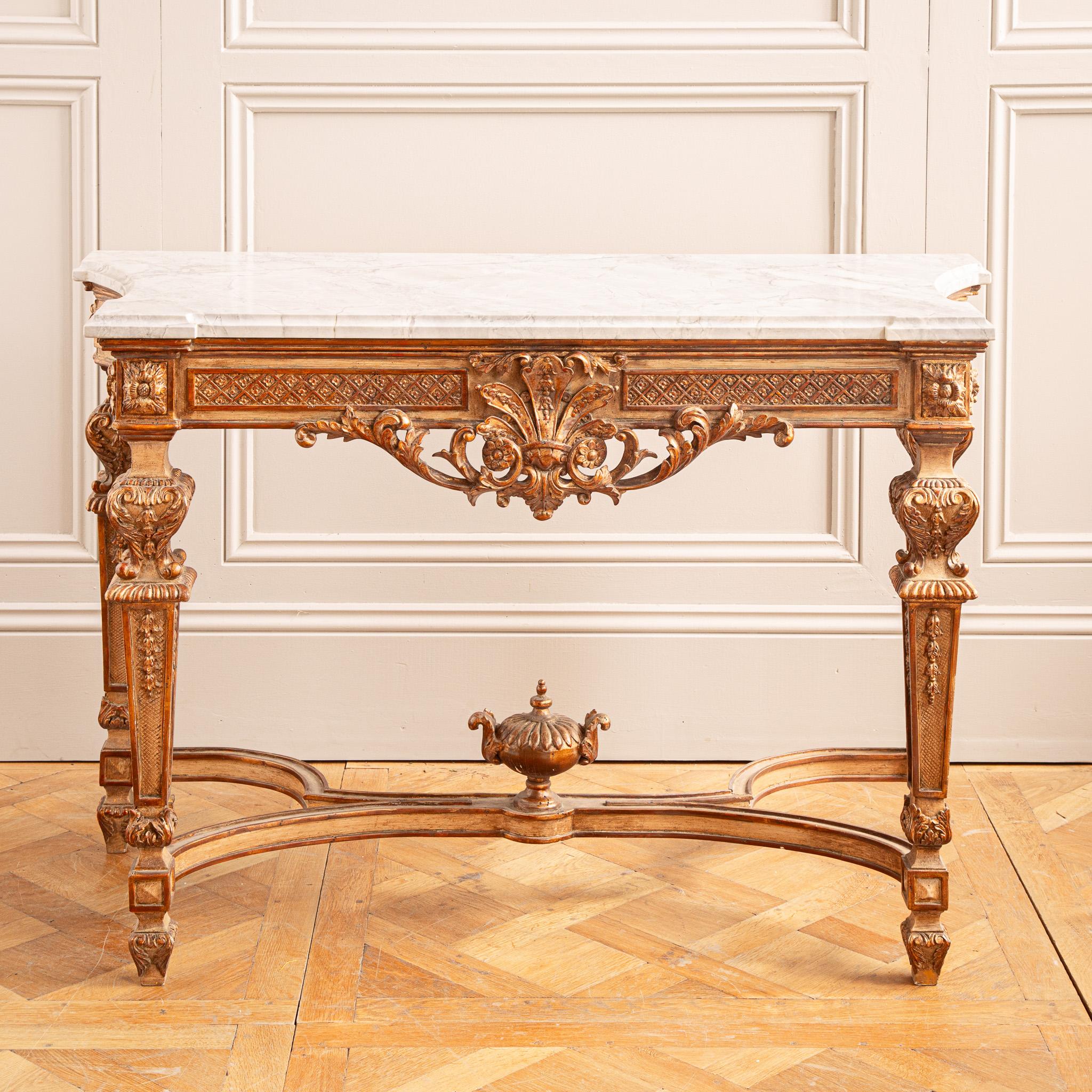 Eine französische Konsole im Louis XVI-Stil von der Möbelmanufaktur La Maison London. 
Die handgeschnitzte Konsole, die an die Wand gestellt werden kann, besticht durch ihre formschöne, feine Schnitzerei. Es weist klassische, zeitgenössische Motive