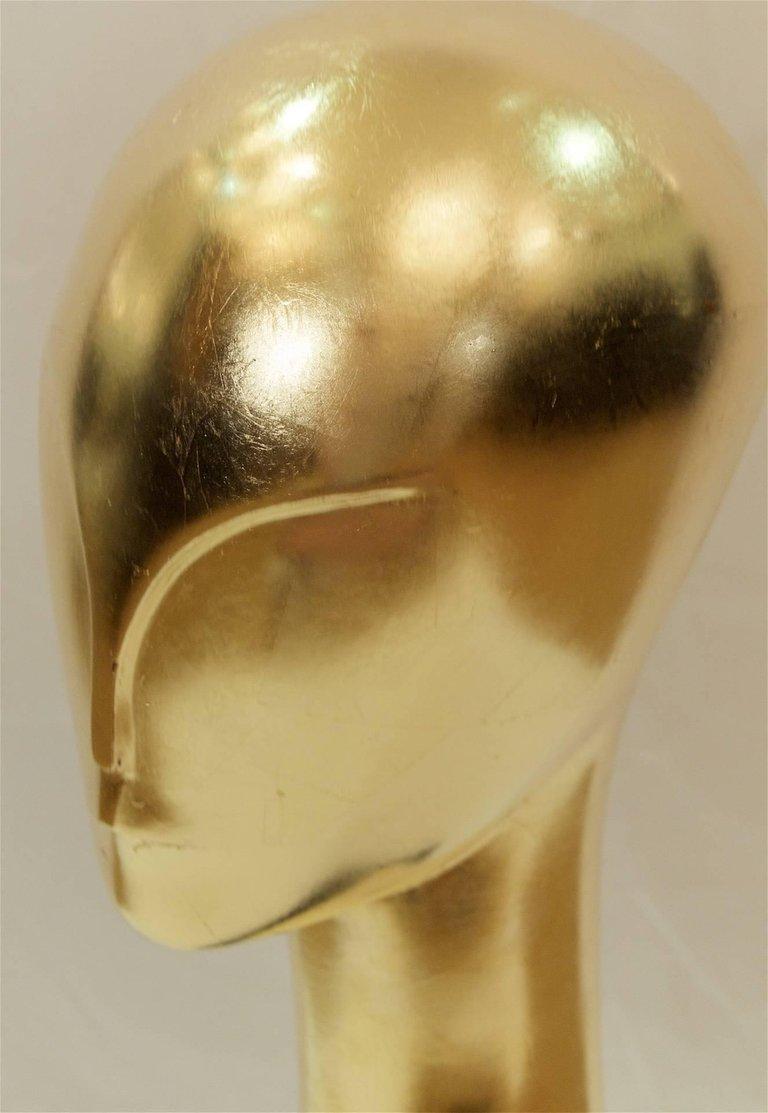 Escultura de cabeza de madera dorada según Constantin Brancus siglo XX en venta