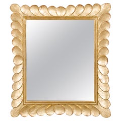 Specchio in legno d'orato italiano anni '50 con cornice a petali intagliati del Medioevo