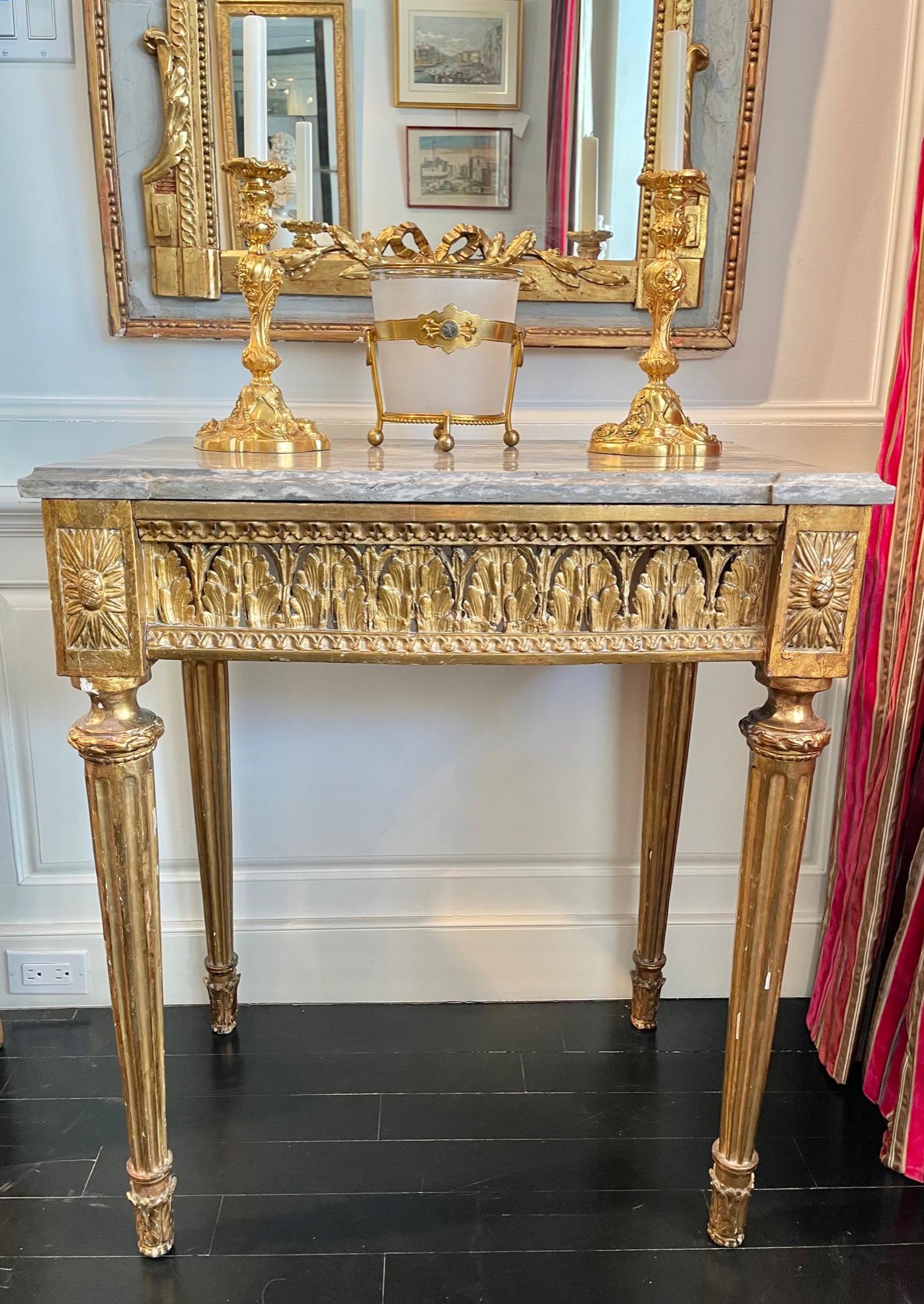 Konsolentisch aus vergoldetem Holz im Louis-XVI.-Stil mit Marmorplatte, neoklassisch im Angebot 3