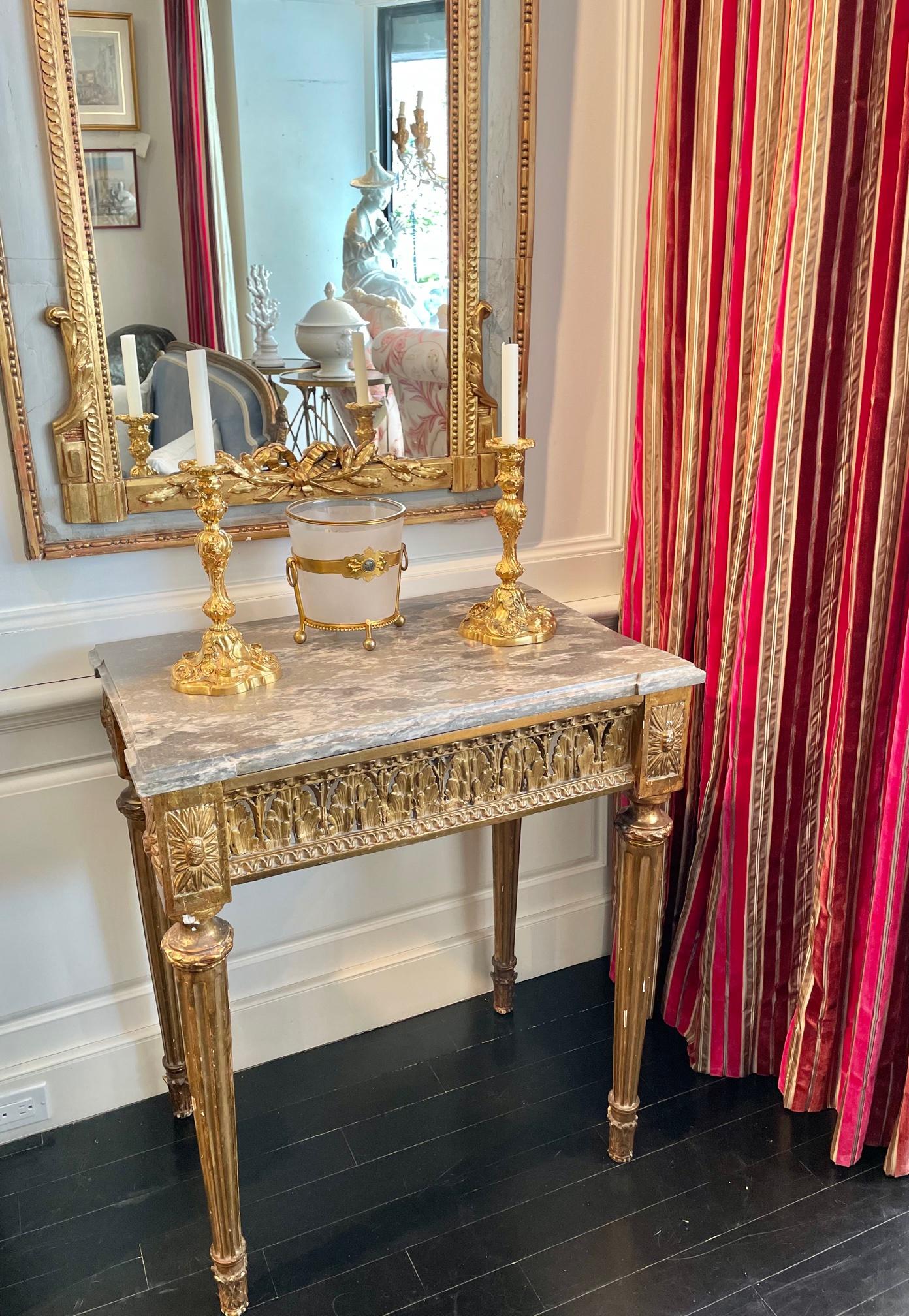 Konsolentisch aus vergoldetem Holz im Louis-XVI.-Stil mit Marmorplatte, neoklassisch im Angebot 9