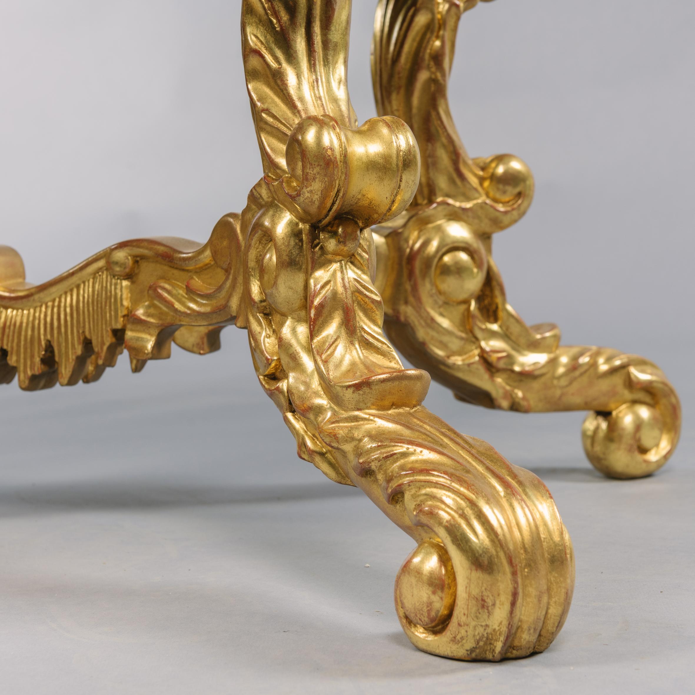 Table basse en bois doré avec plateau en marbre incrusté Pietre Dure en vente 3