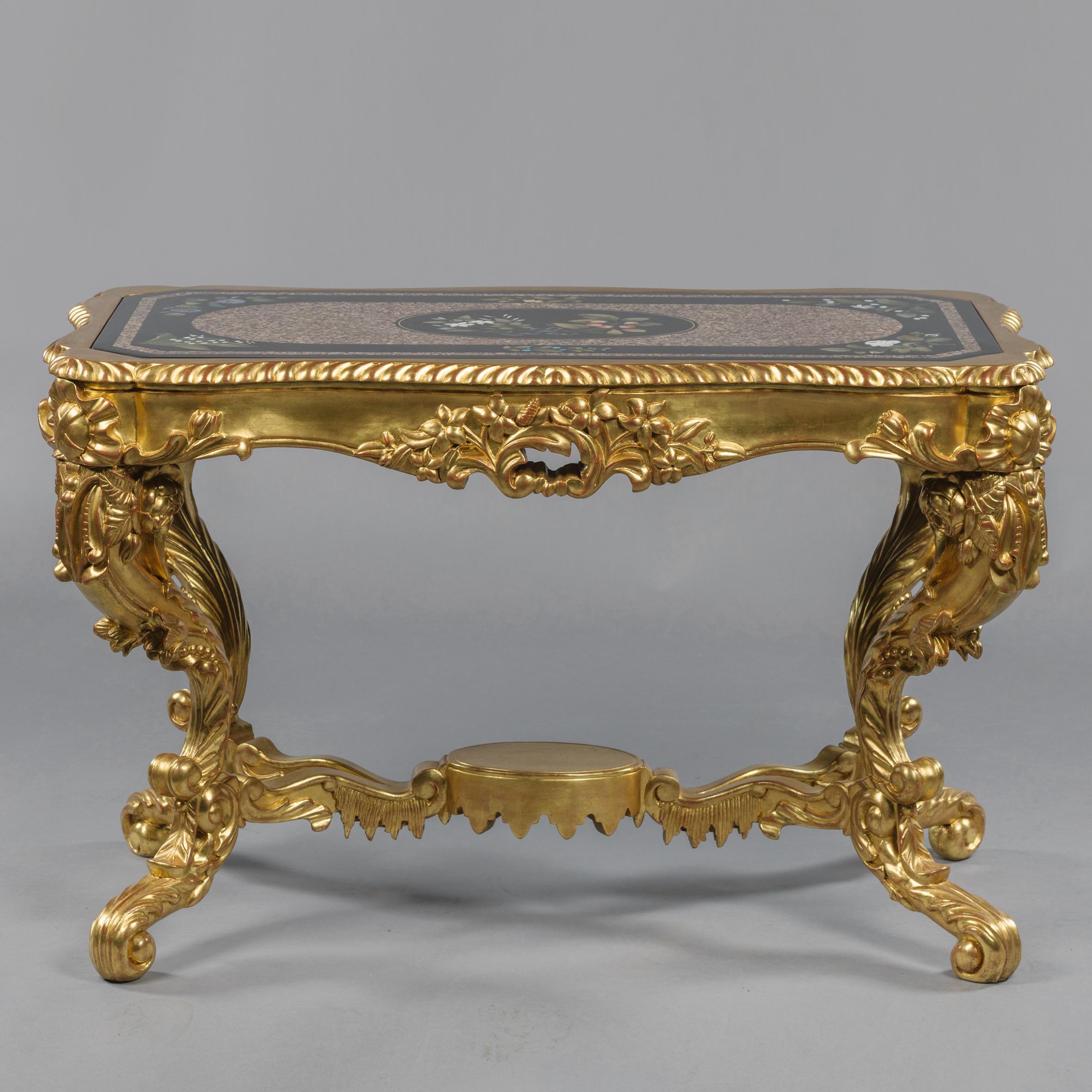 Rococo Table basse en bois doré avec plateau en marbre incrusté Pietre Dure en vente