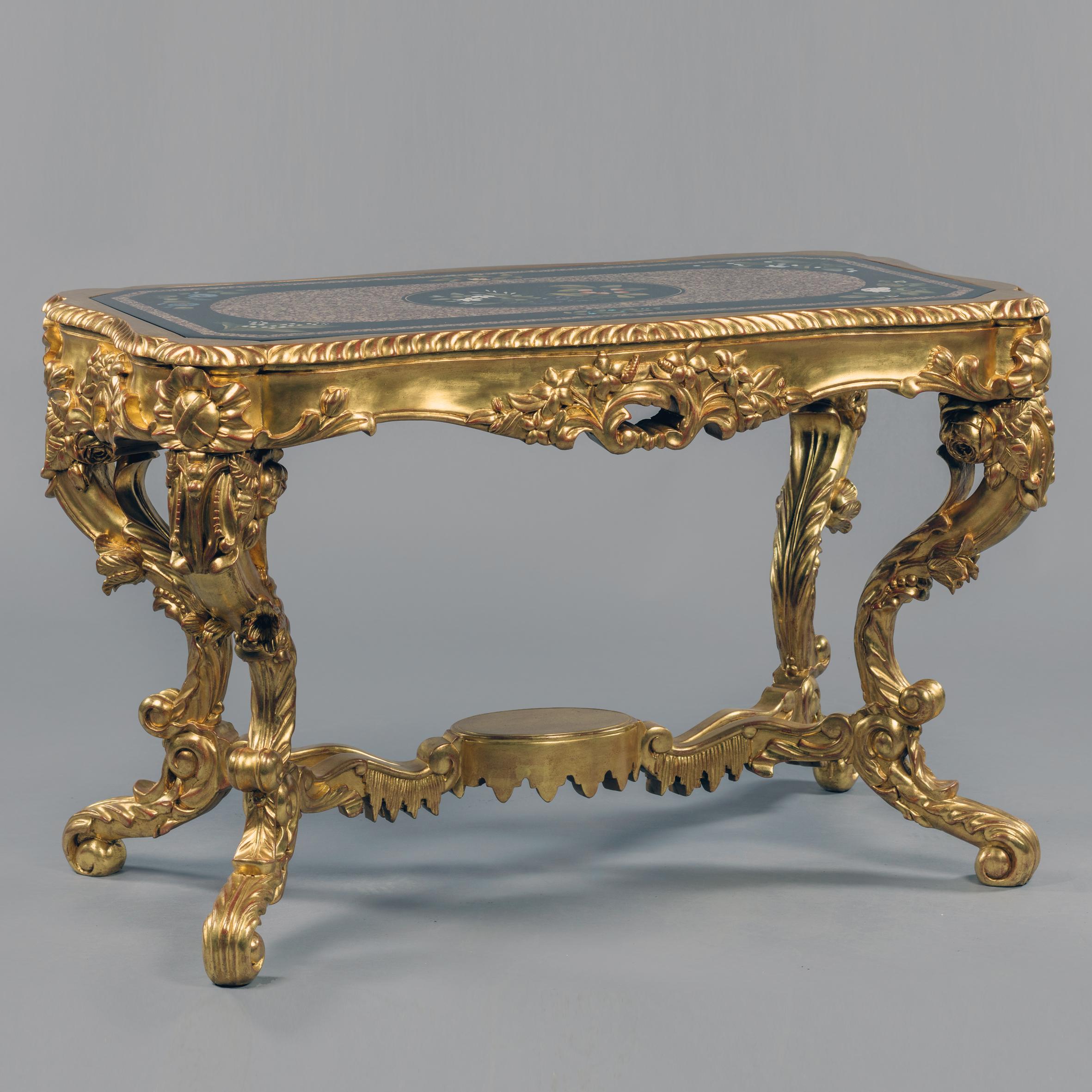 italien Table basse en bois doré avec plateau en marbre incrusté Pietre Dure en vente