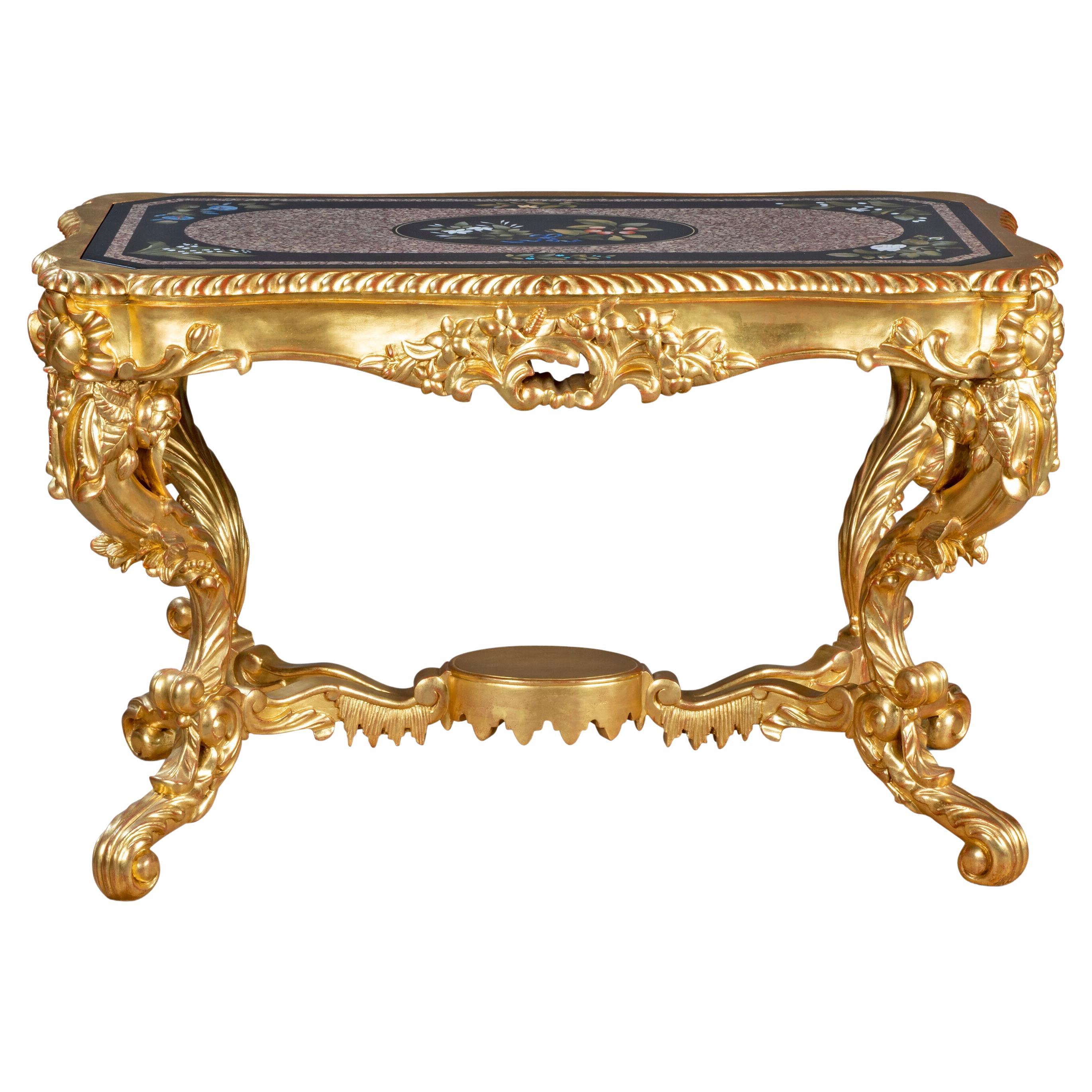 Table basse en bois doré avec plateau en marbre incrusté Pietre Dure en vente