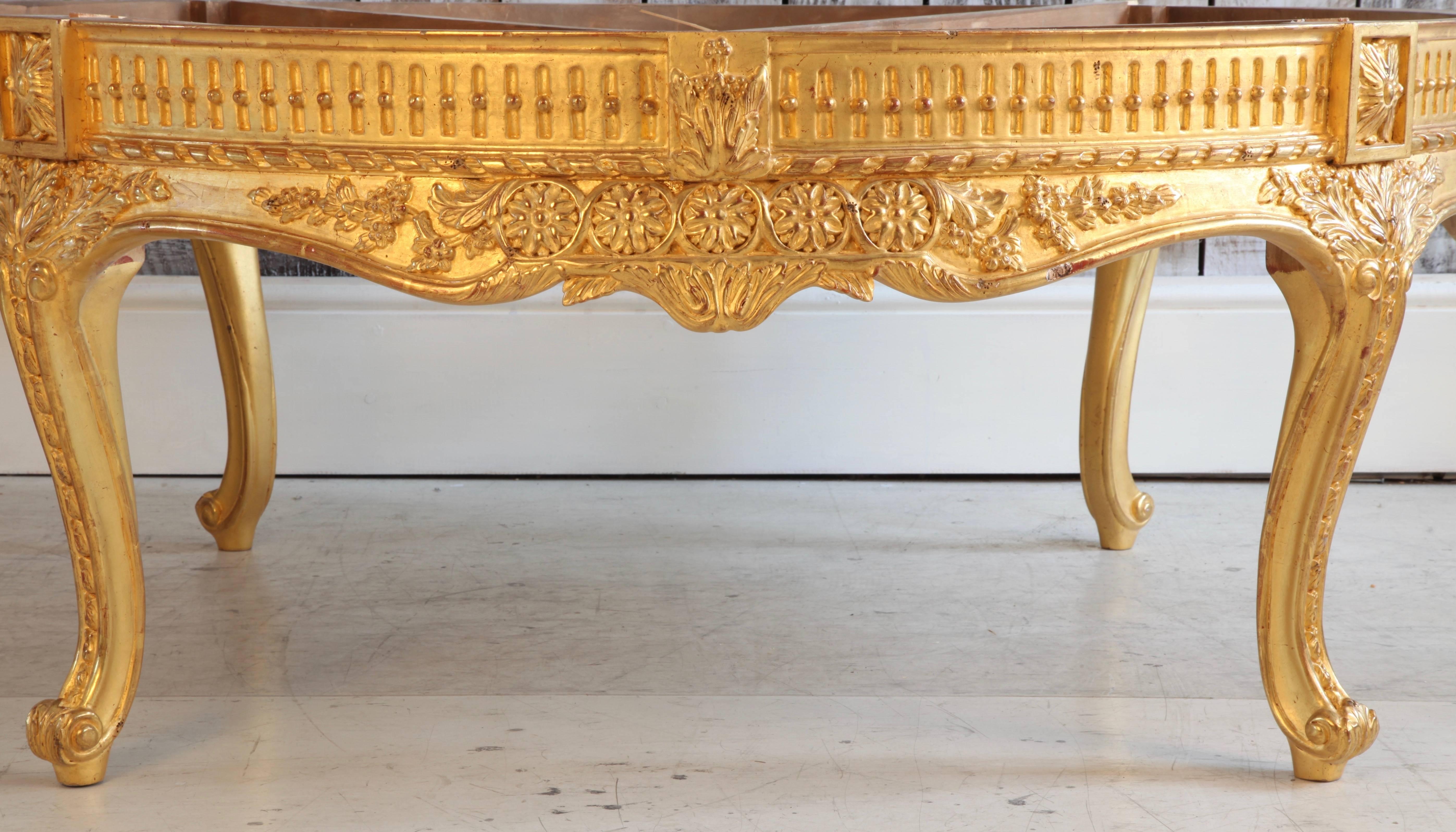 Table basse ronde en bois doré, sculptée à la main.
nous pouvons fournir un plateau en marbre sur devis si nécessaire.
 