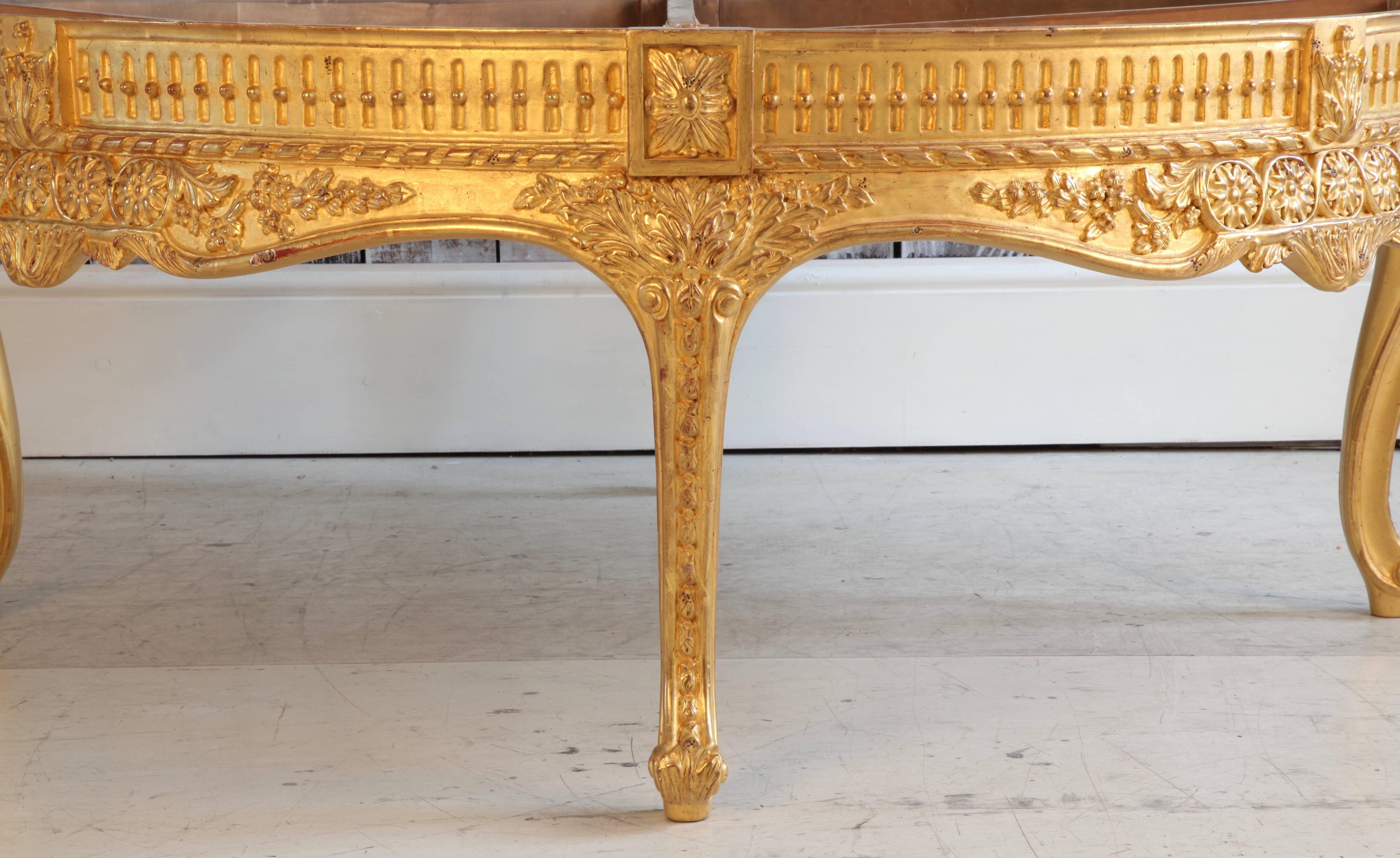 Louis XV Table basse ronde en bois doré en vente
