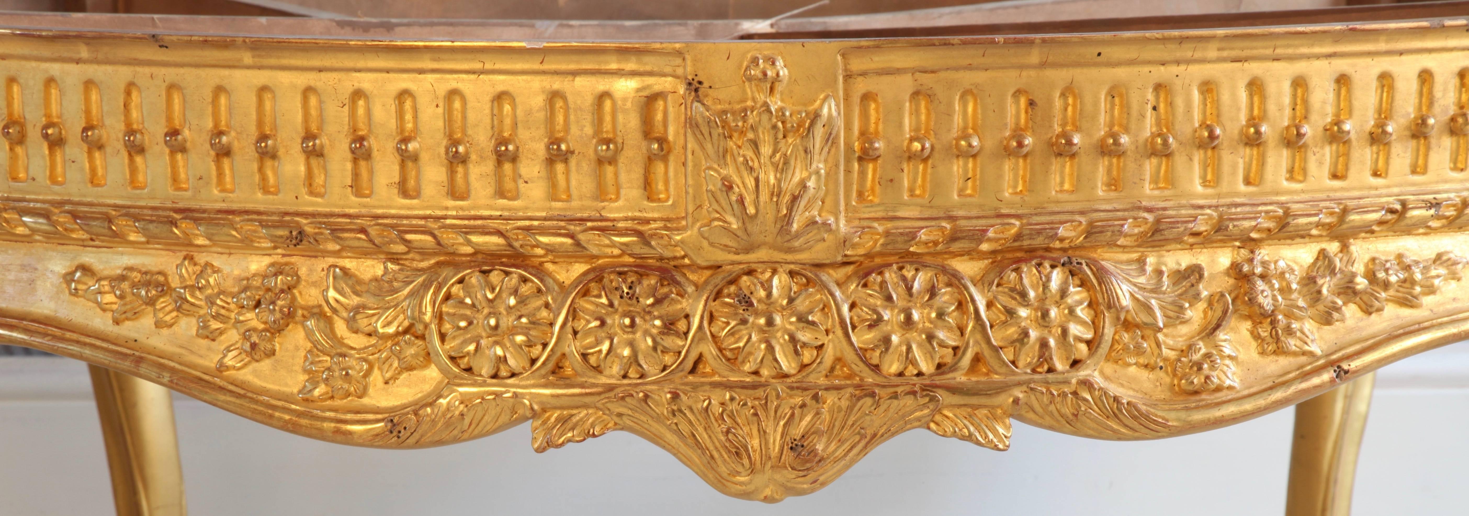 Table basse ronde en bois doré Excellent état - En vente à London, Park Royal