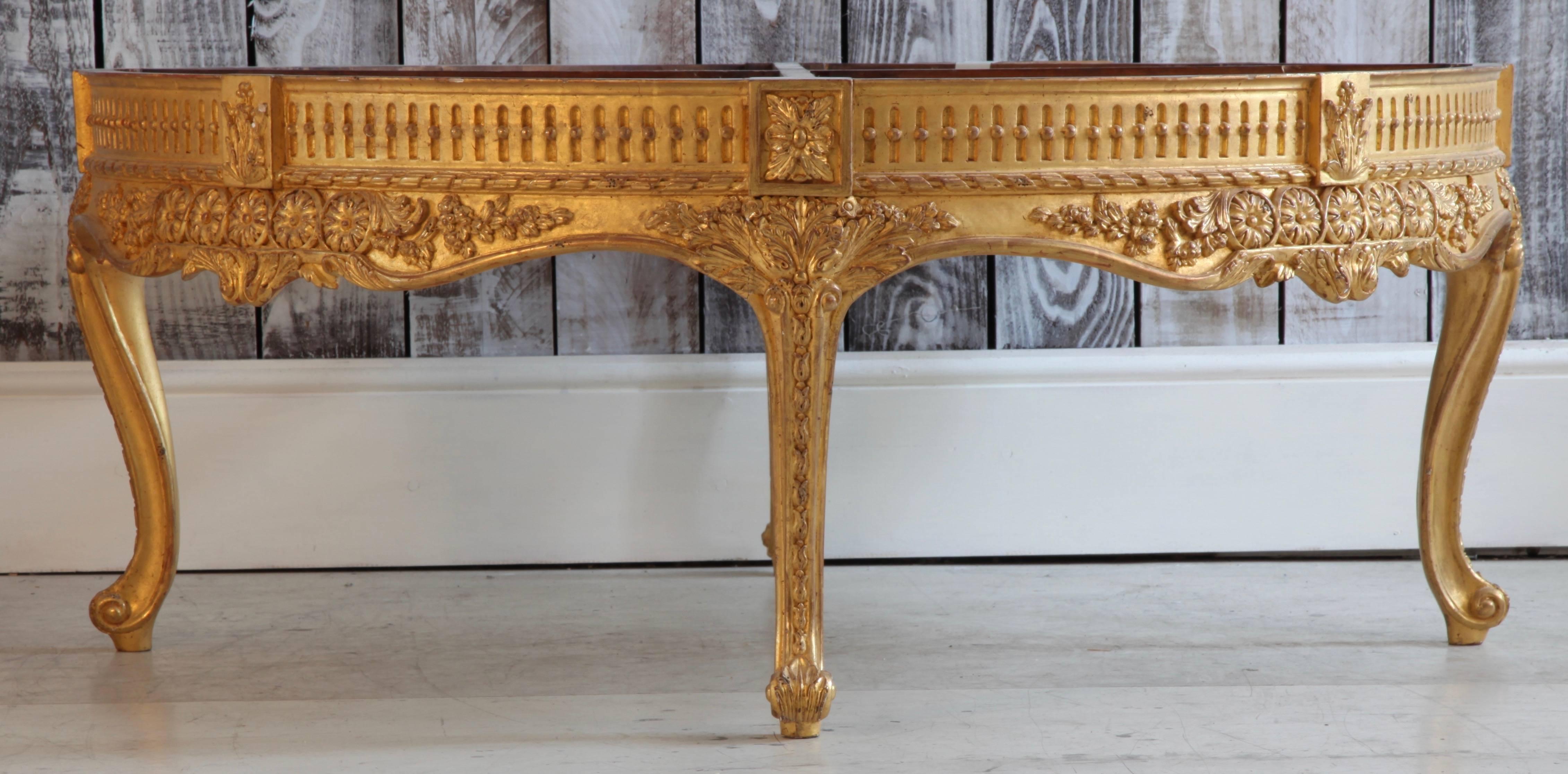 XXIe siècle et contemporain Table basse ronde en bois doré en vente