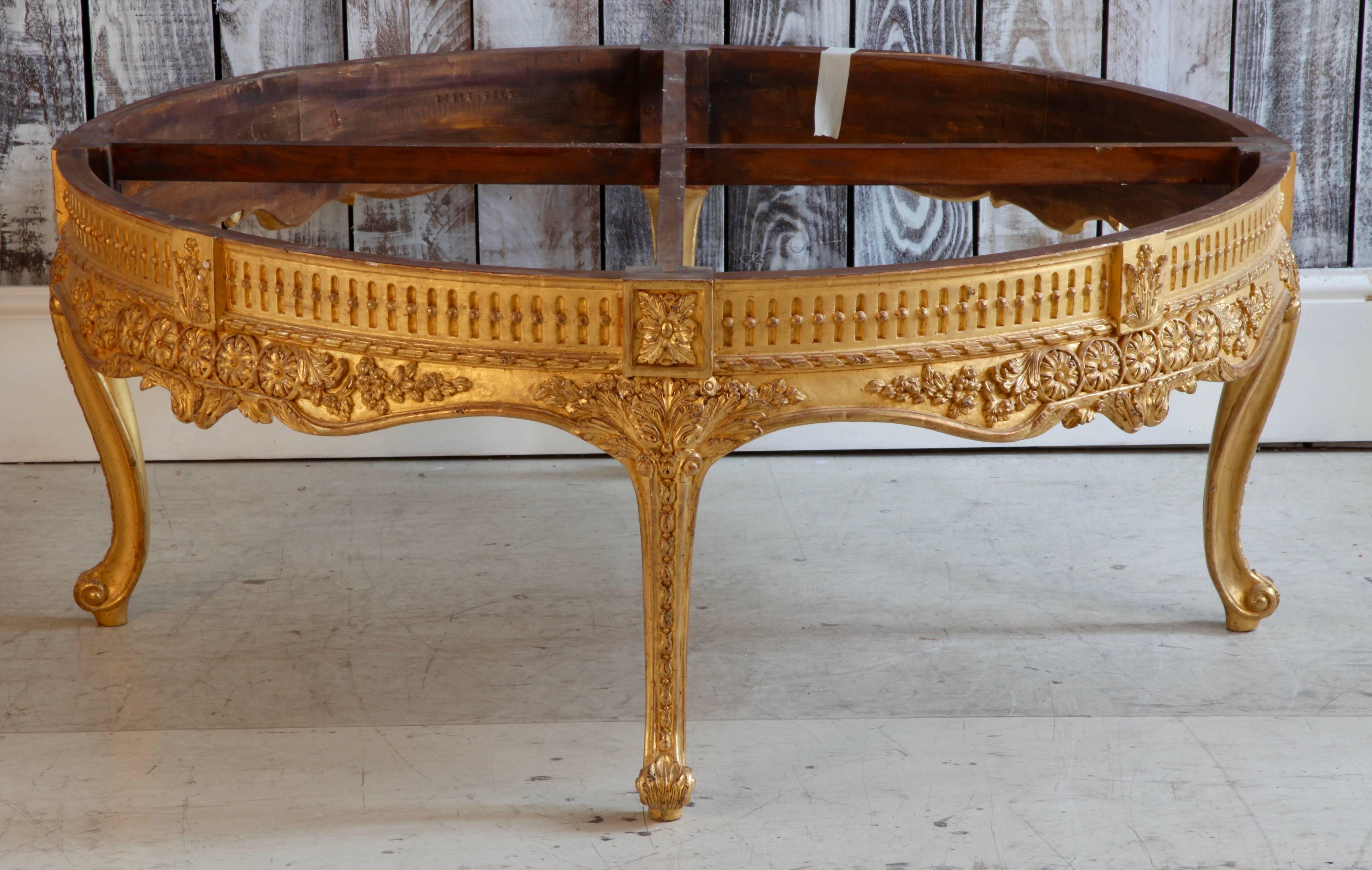 Niedriger runder Tisch aus Giltwood (Vergoldetes Holz) im Angebot