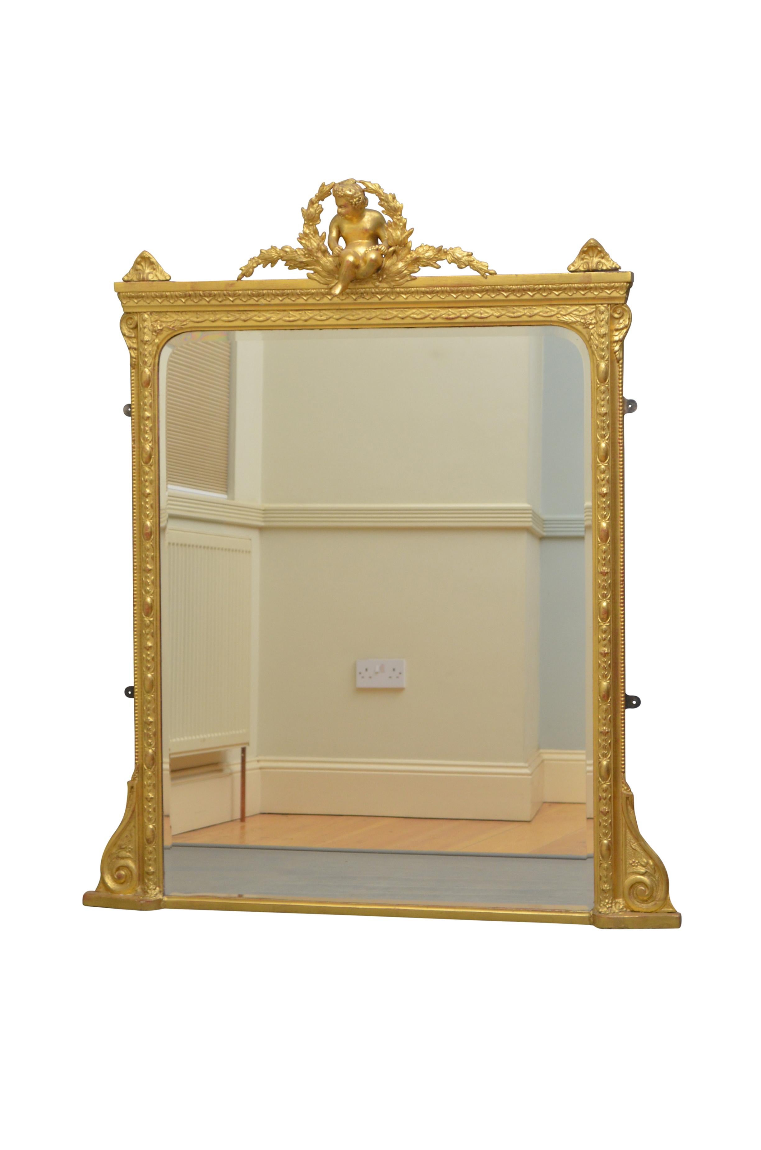 K0403 Wandspiegel aus viktorianischem Vergoldungsholz mit originalem abgeschrägtem Glas (mit kleinen Luftblasen) in einem geschnitzten Rahmen mit Putte in der Mitte und feinen Schnörkeln am Sockel. Dieser Spiegel hat sein ursprüngliches Glas und