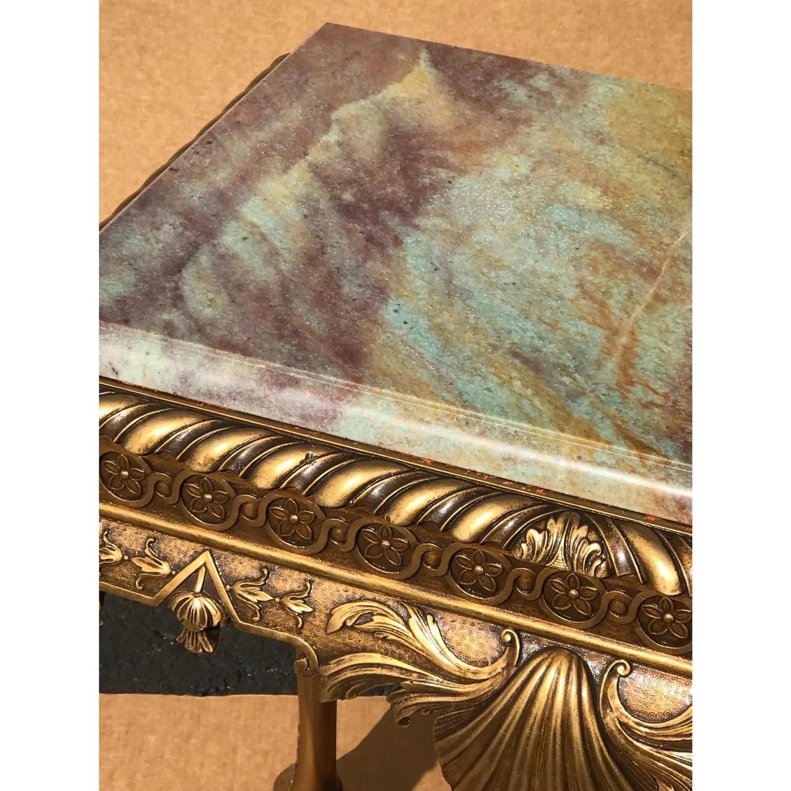 Consola con motivo de concha de Queen Anne, de madera dorada con el borde moldeado original y tablero de mármol.