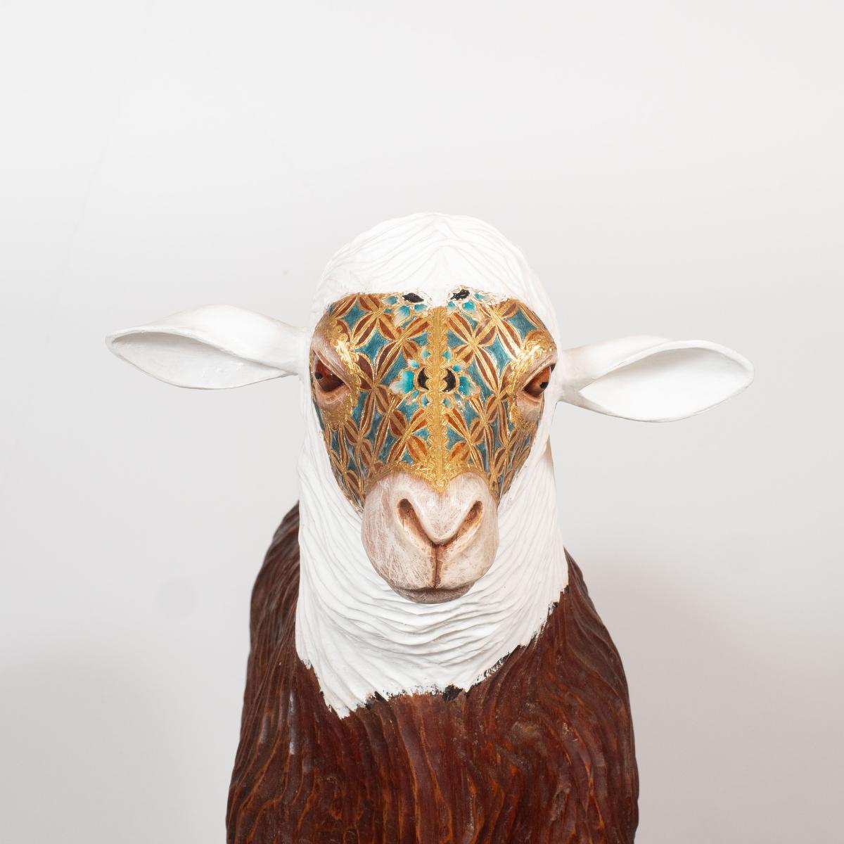 Américain Moutons masqués de bois doré de Carlos Villegas en vente