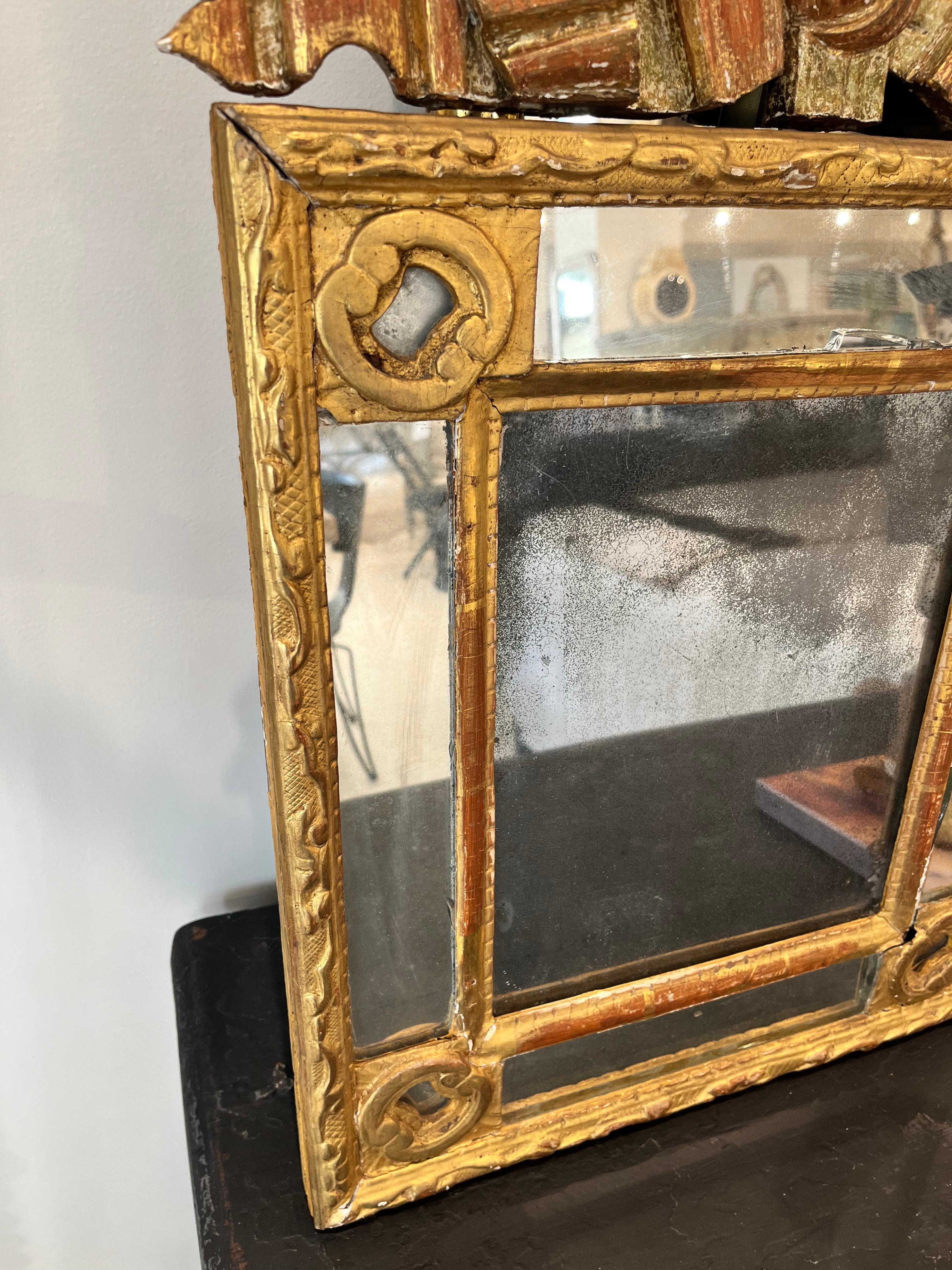 Miroir en bois doré de style néoclassique européen du XVIIIe siècle, avec des motifs d'angle décoratifs, bordé de 4 glissoires séparées. De la succession de Richard I. Johnson de Chestnut Hill, Massachusetts. La dorure est écaillée et 3 feuillets en