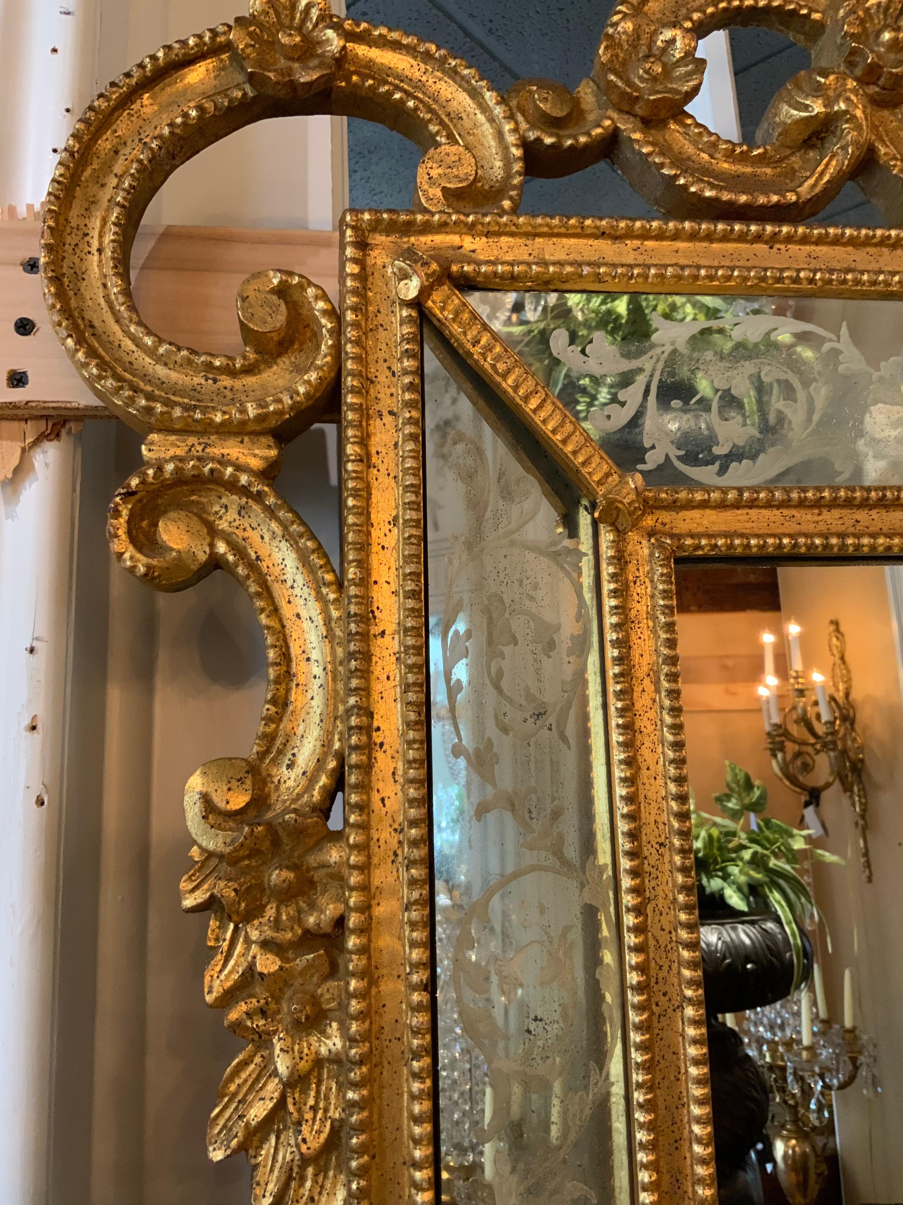 Spiegel aus vergoldetem Holz im venezianischen Rokoko-Stil mit Ätzung im Zustand „Gut“ im Angebot in Houston, TX