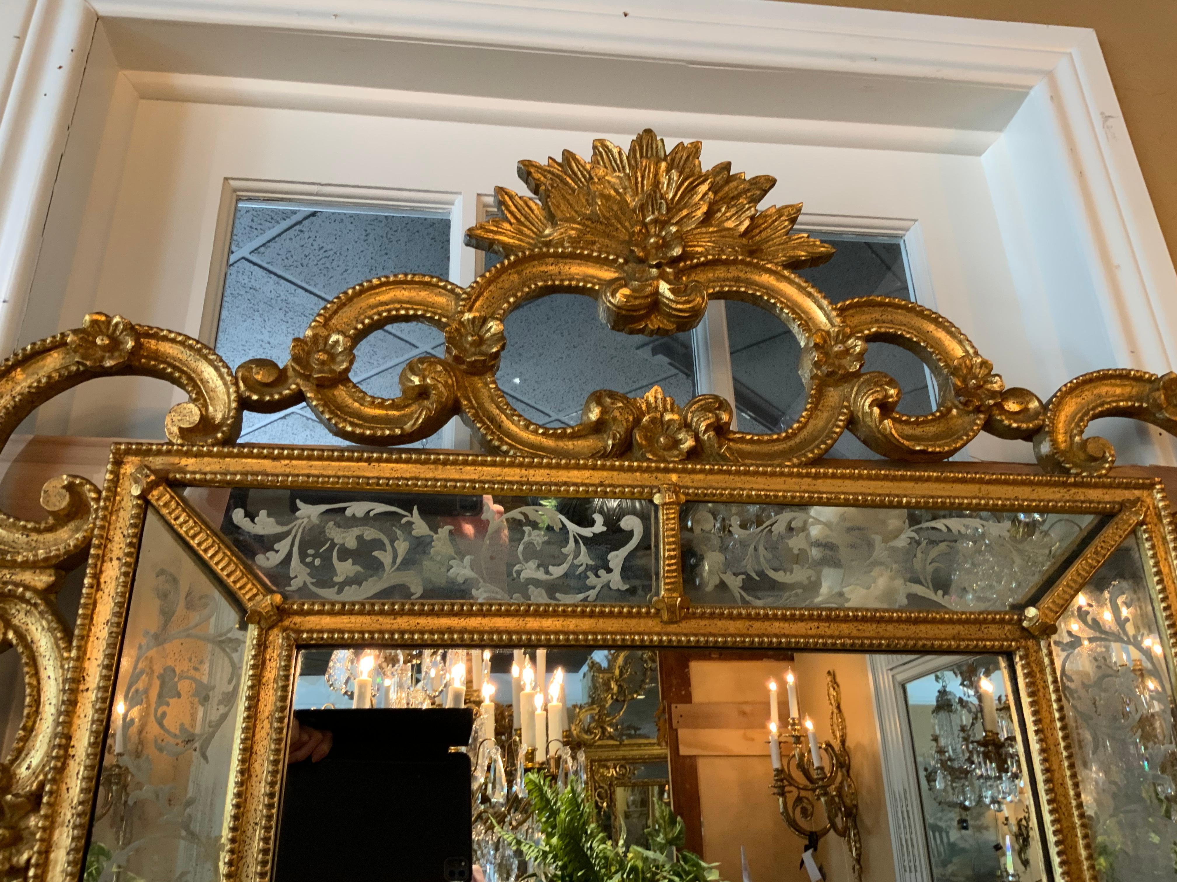 Spiegel aus vergoldetem Holz im venezianischen Rokoko-Stil mit Ätzung (Vergoldetes Holz) im Angebot